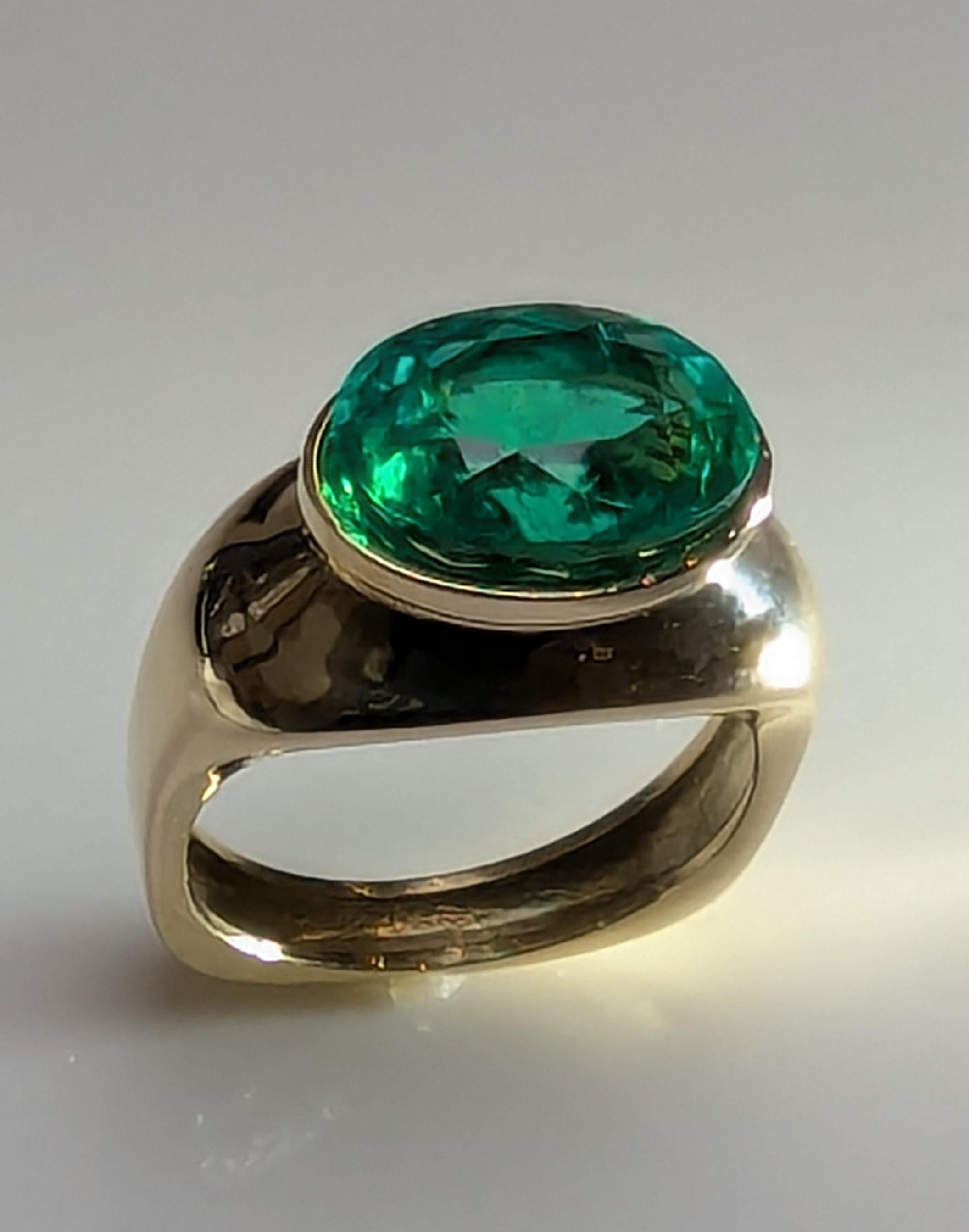 En vente :  Bague sculptée d'émeraudes ovales de 4,58 carats en or jaune 18 carats 9