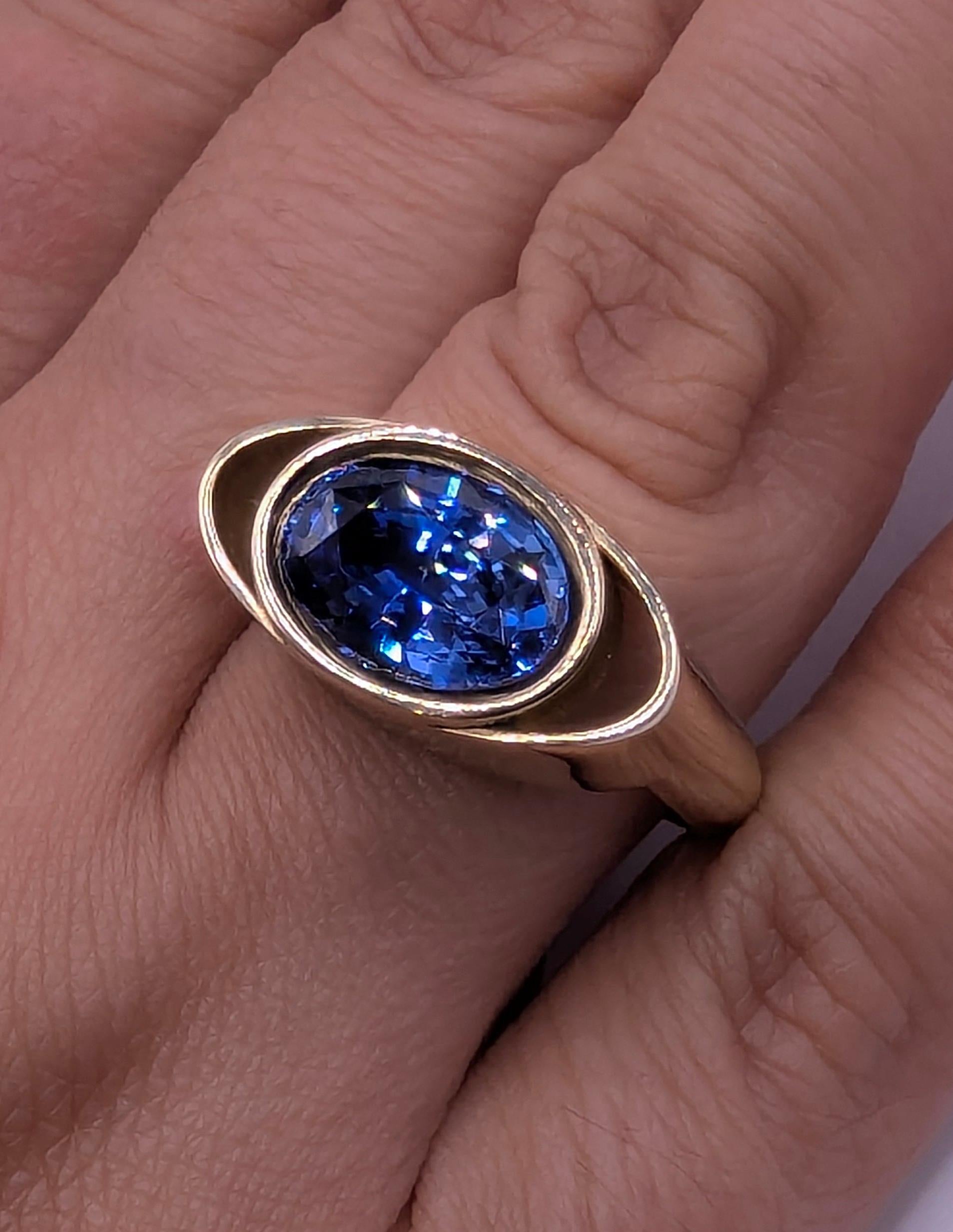 En venta: Anillo de oro amarillo de 18 quilates con zafiro azul de 4,60 quilates  2