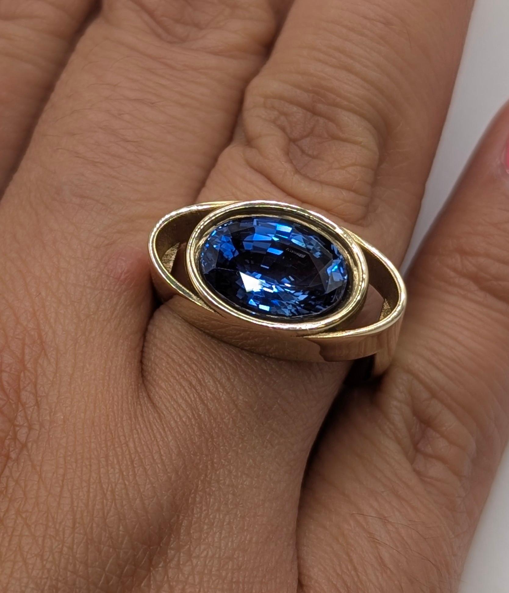 En venta: Anillo de oro amarillo de 18 quilates con zafiro azul de 4,60 quilates  4
