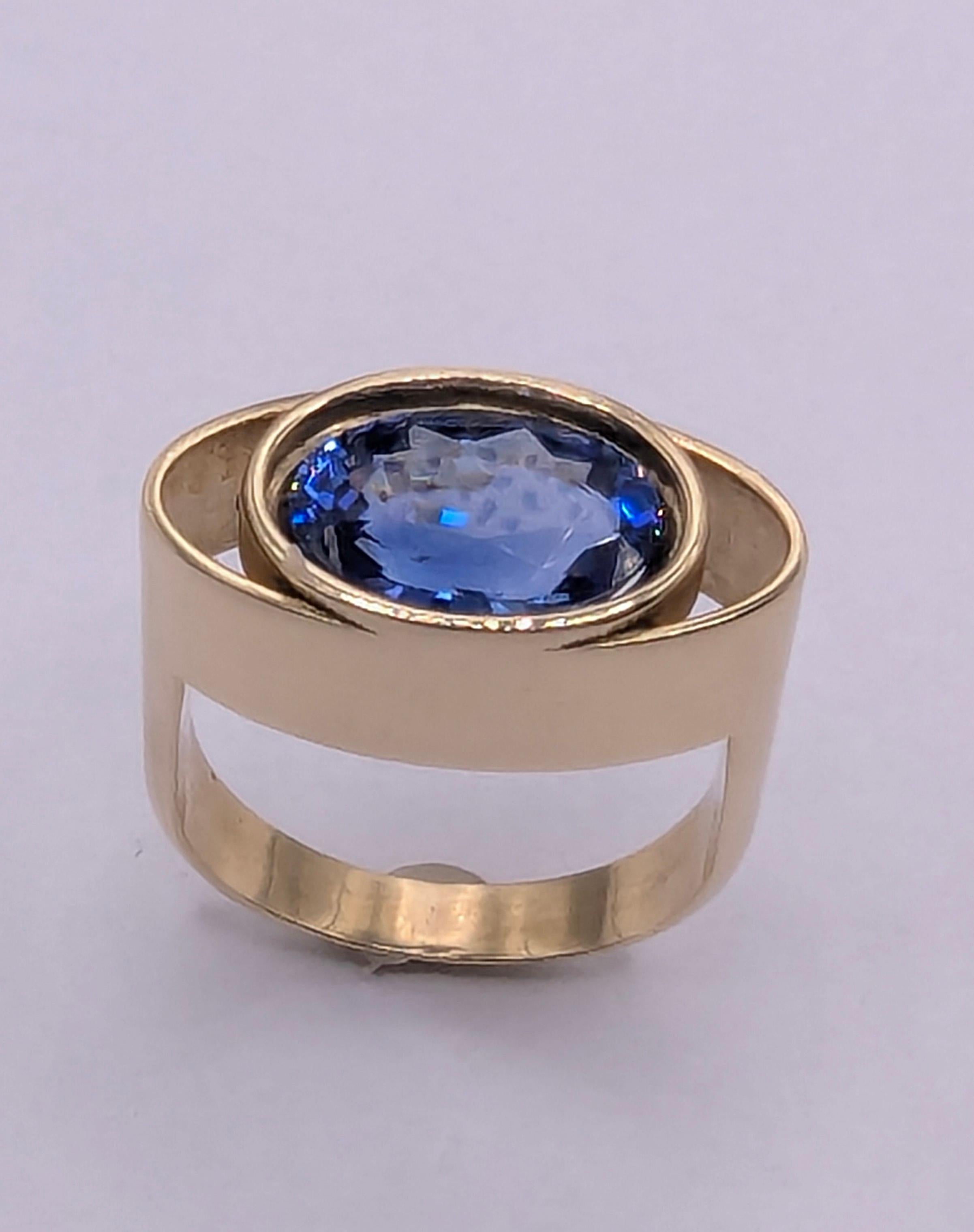 En venta: Anillo de oro amarillo de 18 quilates con zafiro azul de 4,60 quilates  5