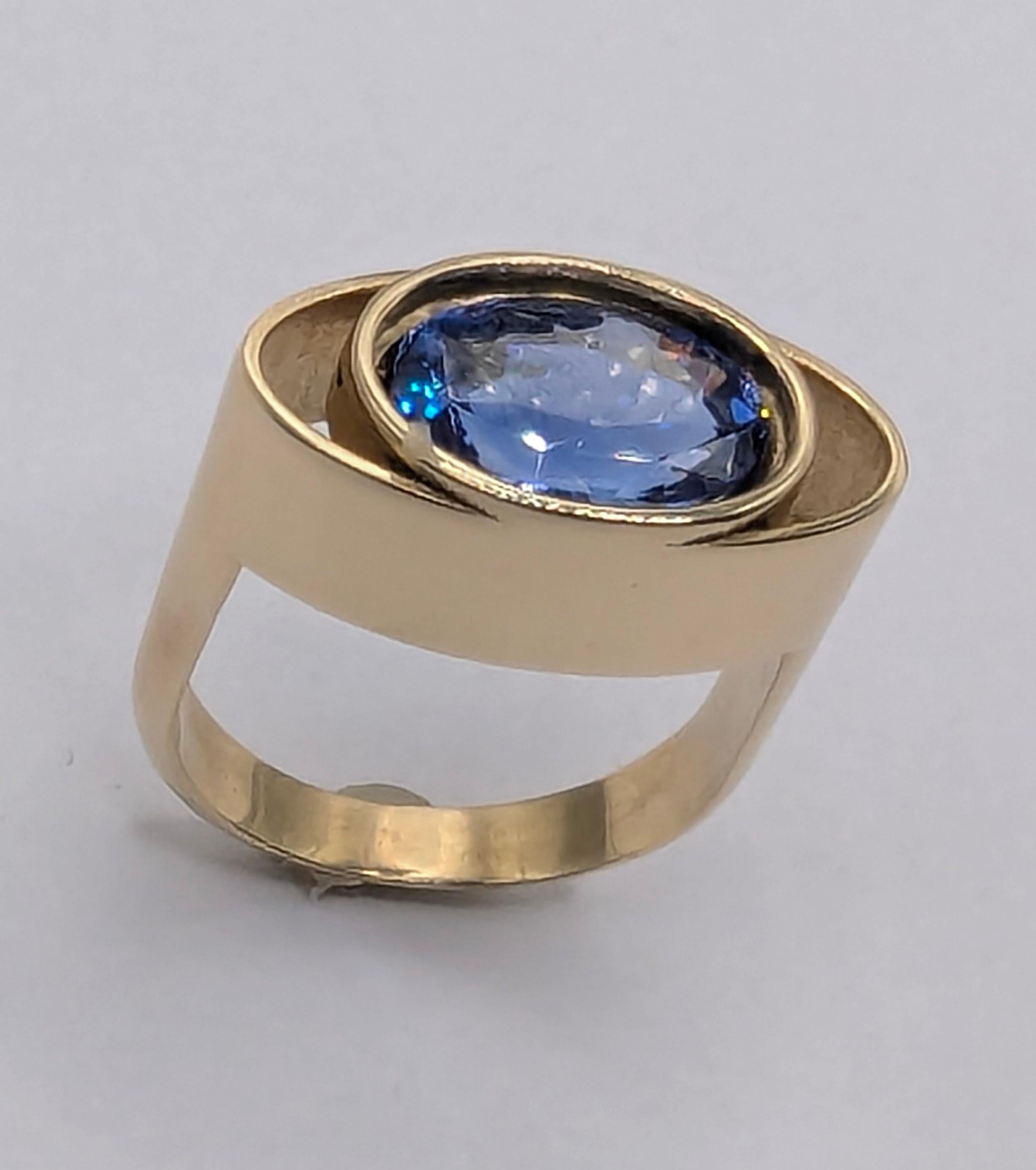 En venta: Anillo de oro amarillo de 18 quilates con zafiro azul de 4,60 quilates  7