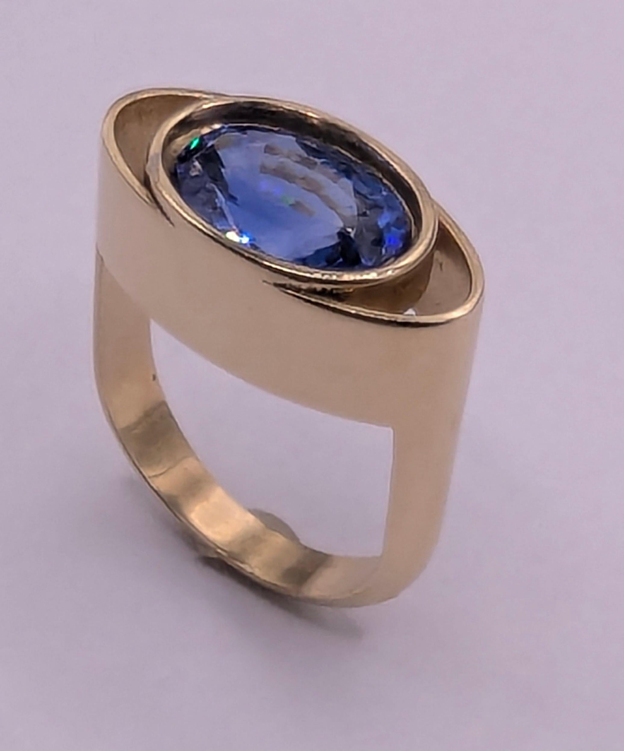 En venta: Anillo de oro amarillo de 18 quilates con zafiro azul de 4,60 quilates  8