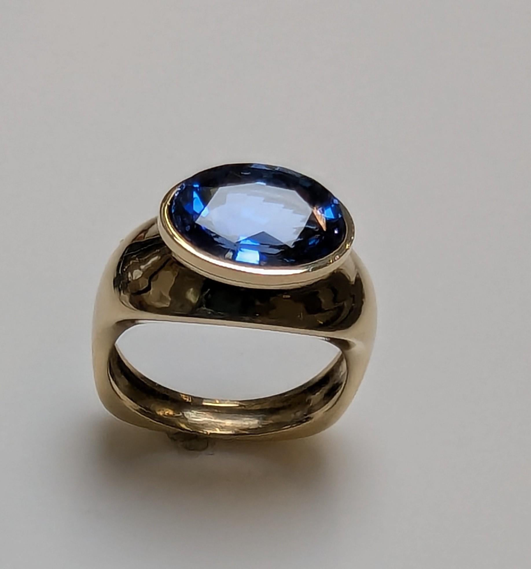 in vendita:  Anello scultura in oro giallo 18 carati con zaffiro ovale da 4,60 carati 10