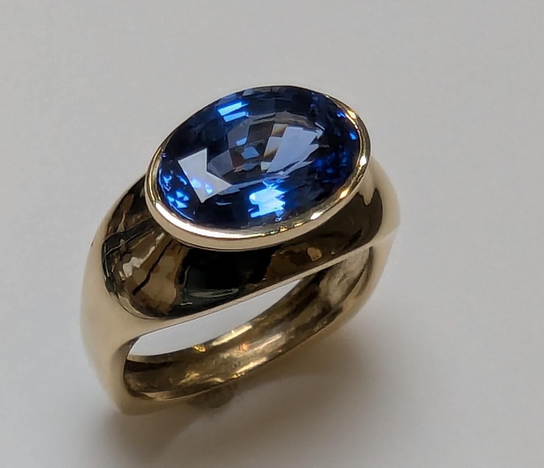 in vendita:  Anello scultura in oro giallo 18 carati con zaffiro ovale da 4,60 carati 2