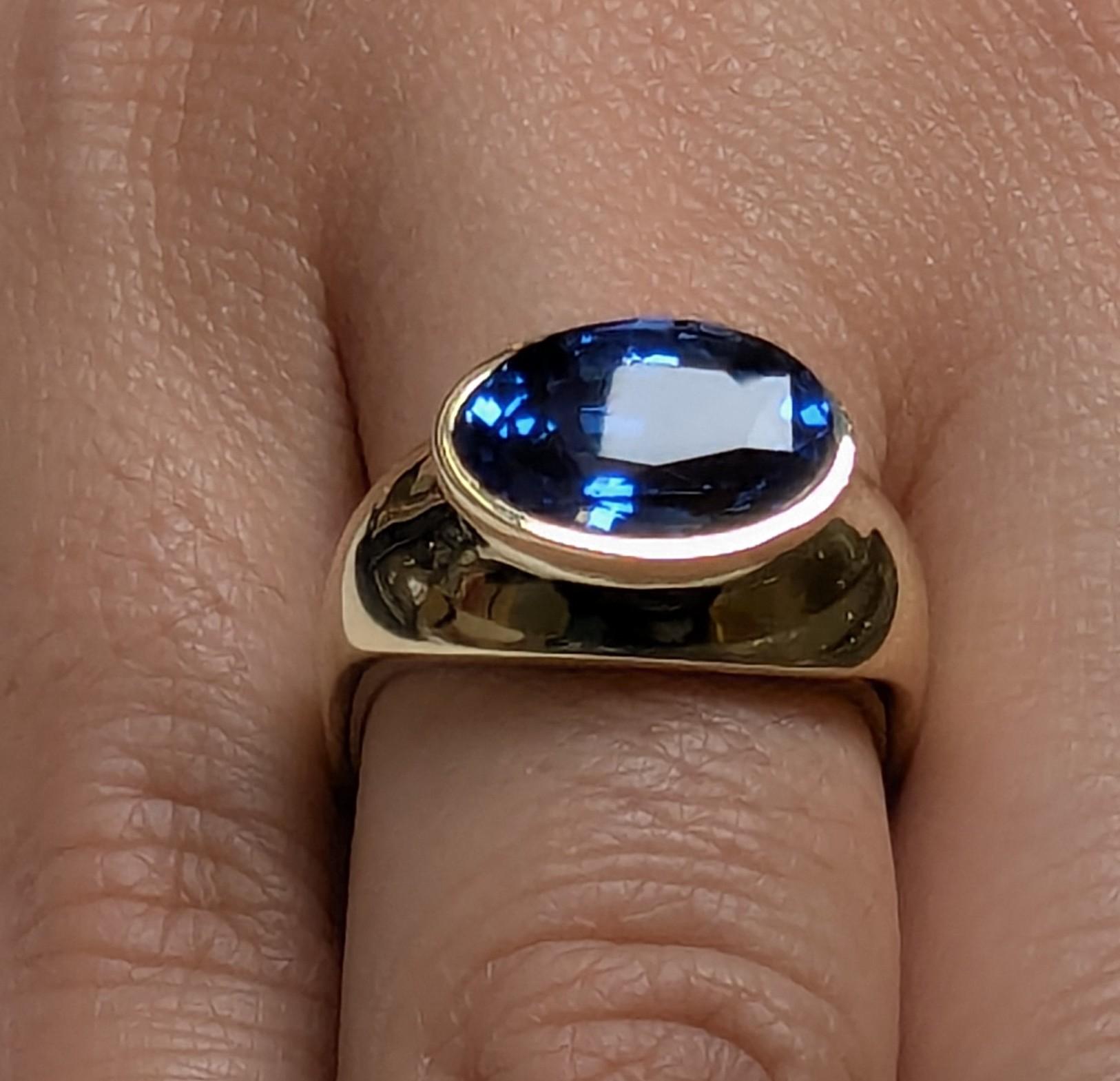 in vendita:  Anello scultura in oro giallo 18 carati con zaffiro ovale da 4,60 carati 5