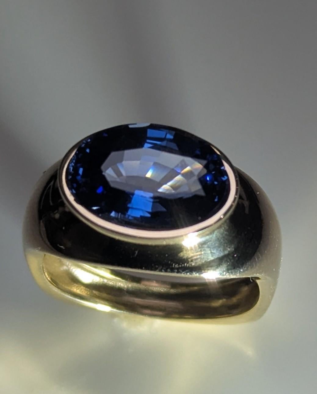 in vendita:  Anello scultura in oro giallo 18 carati con zaffiro ovale da 4,60 carati 6