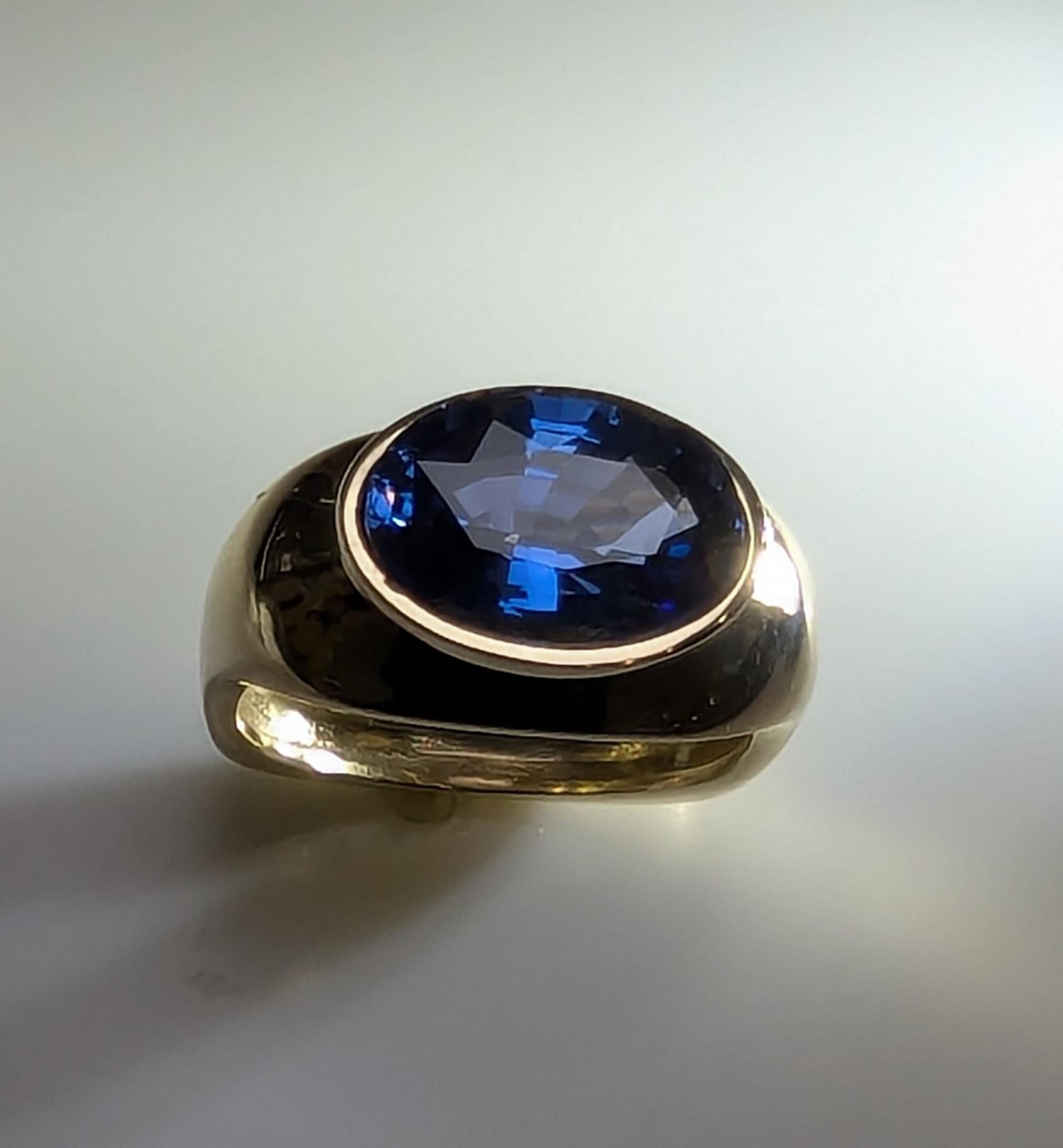 in vendita:  Anello scultura in oro giallo 18 carati con zaffiro ovale da 4,60 carati 7