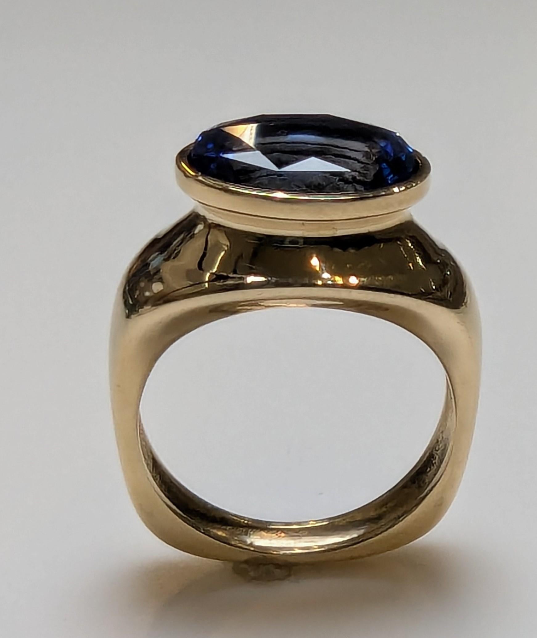 in vendita:  Anello scultura in oro giallo 18 carati con zaffiro ovale da 4,60 carati 8
