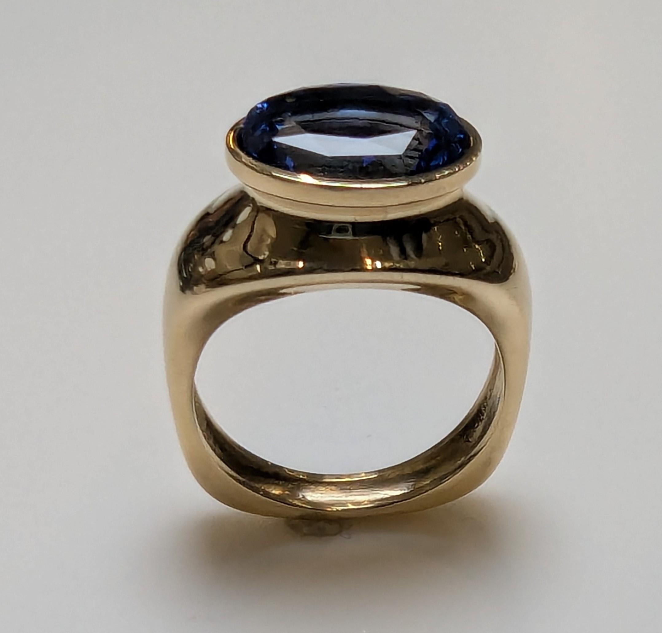 in vendita:  Anello scultura in oro giallo 18 carati con zaffiro ovale da 4,60 carati 9