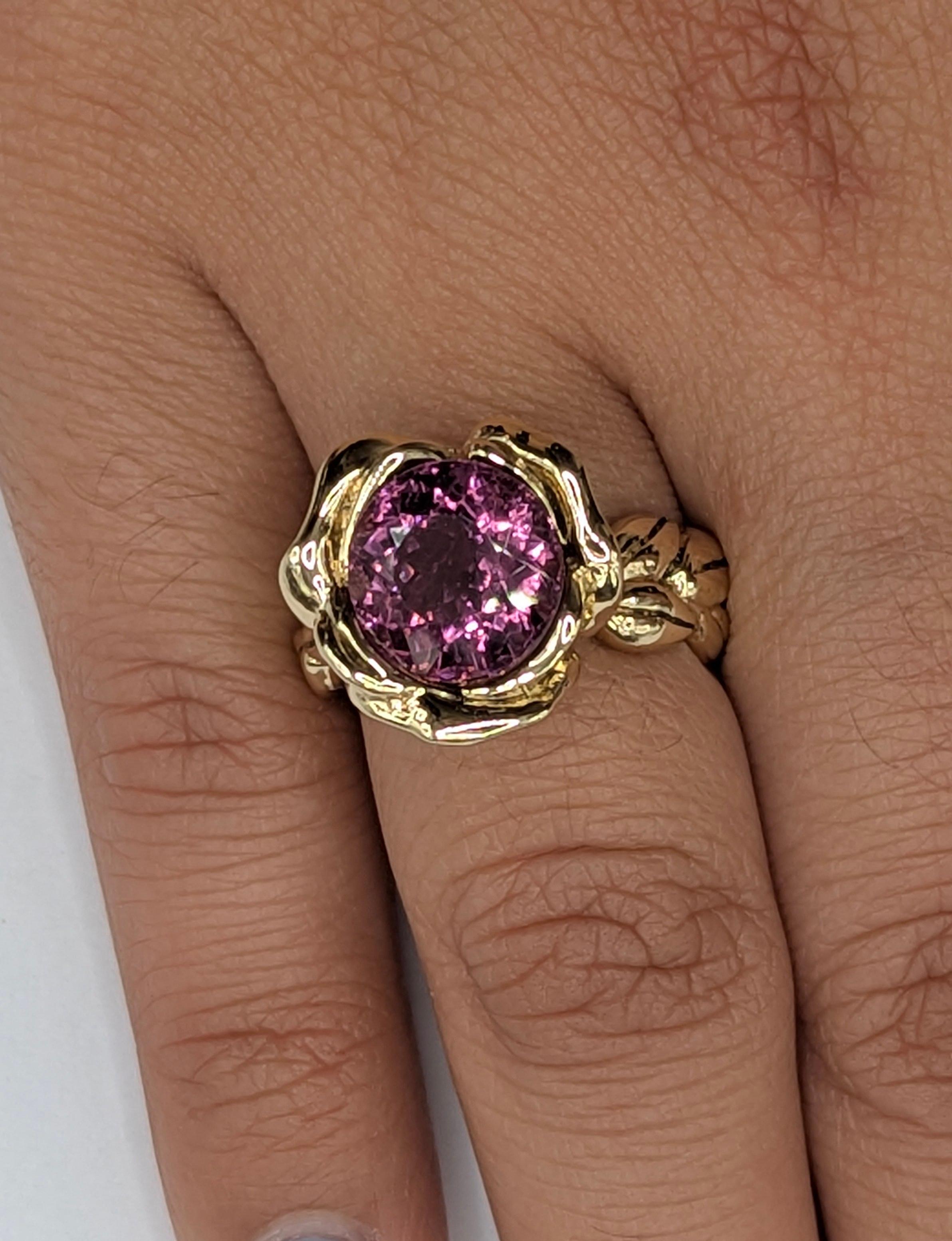En venta: Oro amarillo de 18 quilates 4,68 quilates  Anillo Rosa Turmalina Violeta  2