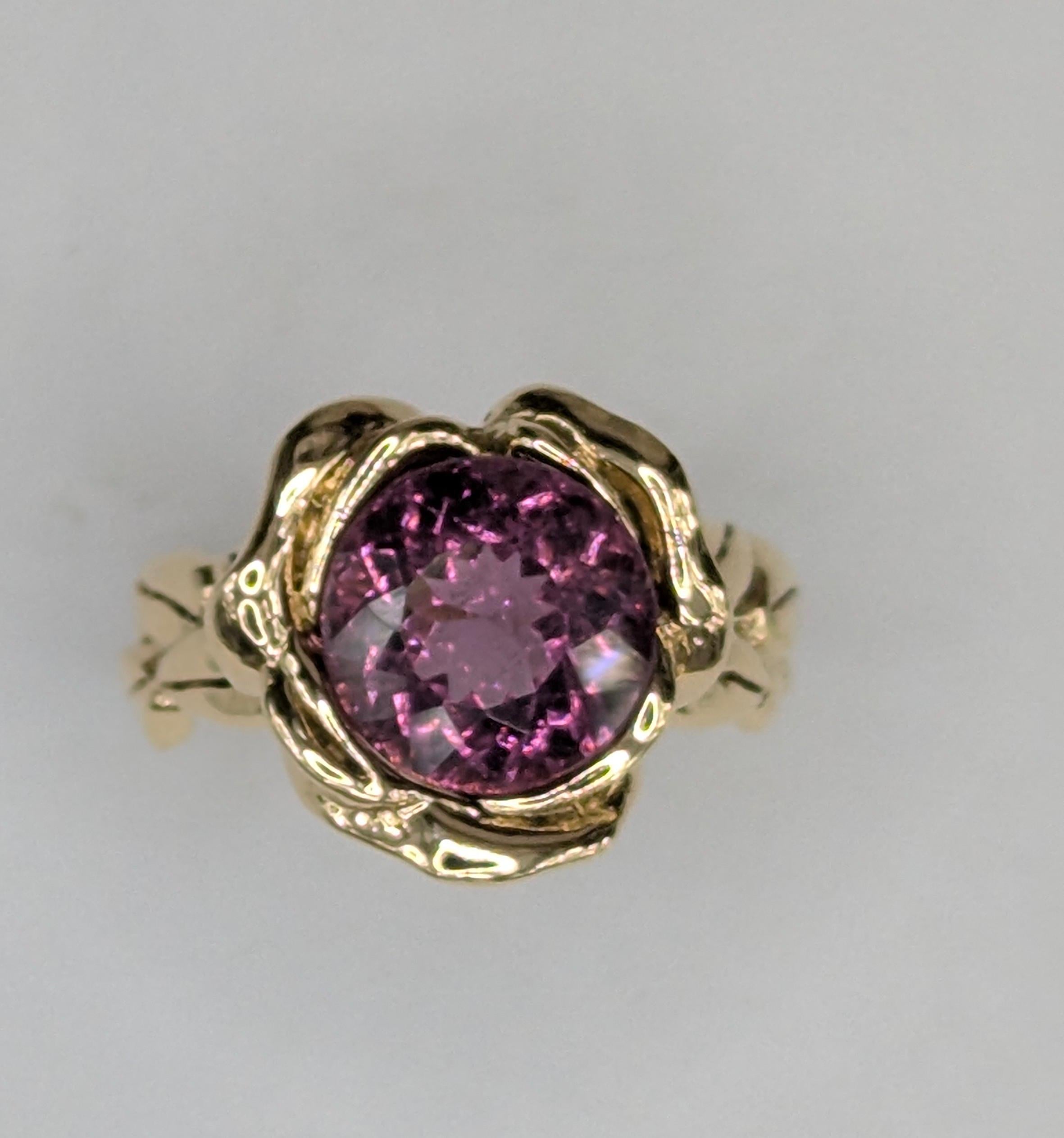 En venta: Oro amarillo de 18 quilates 4,68 quilates  Anillo Rosa Turmalina Violeta  3