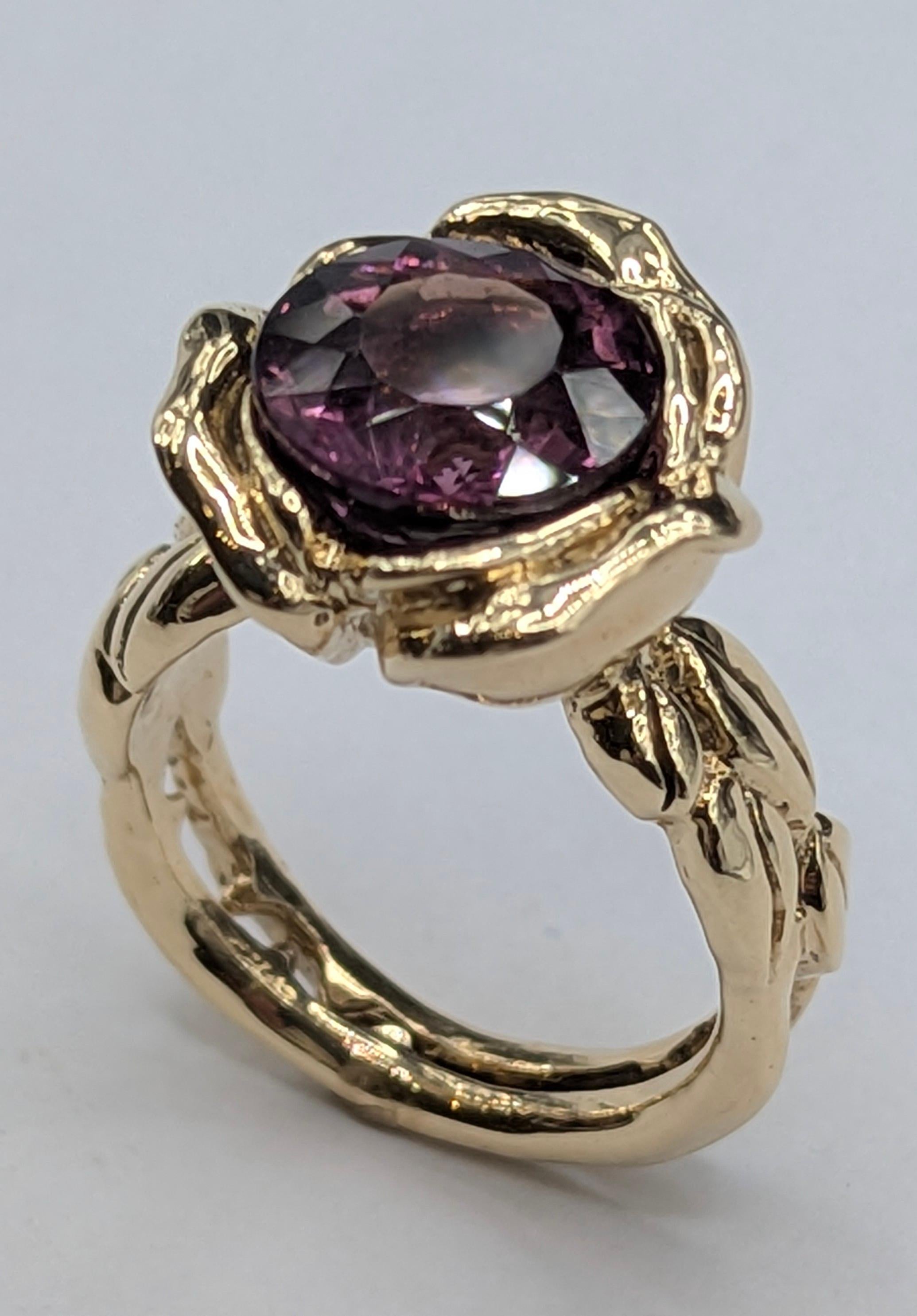 En venta: Oro amarillo de 18 quilates 4,68 quilates  Anillo Rosa Turmalina Violeta  7
