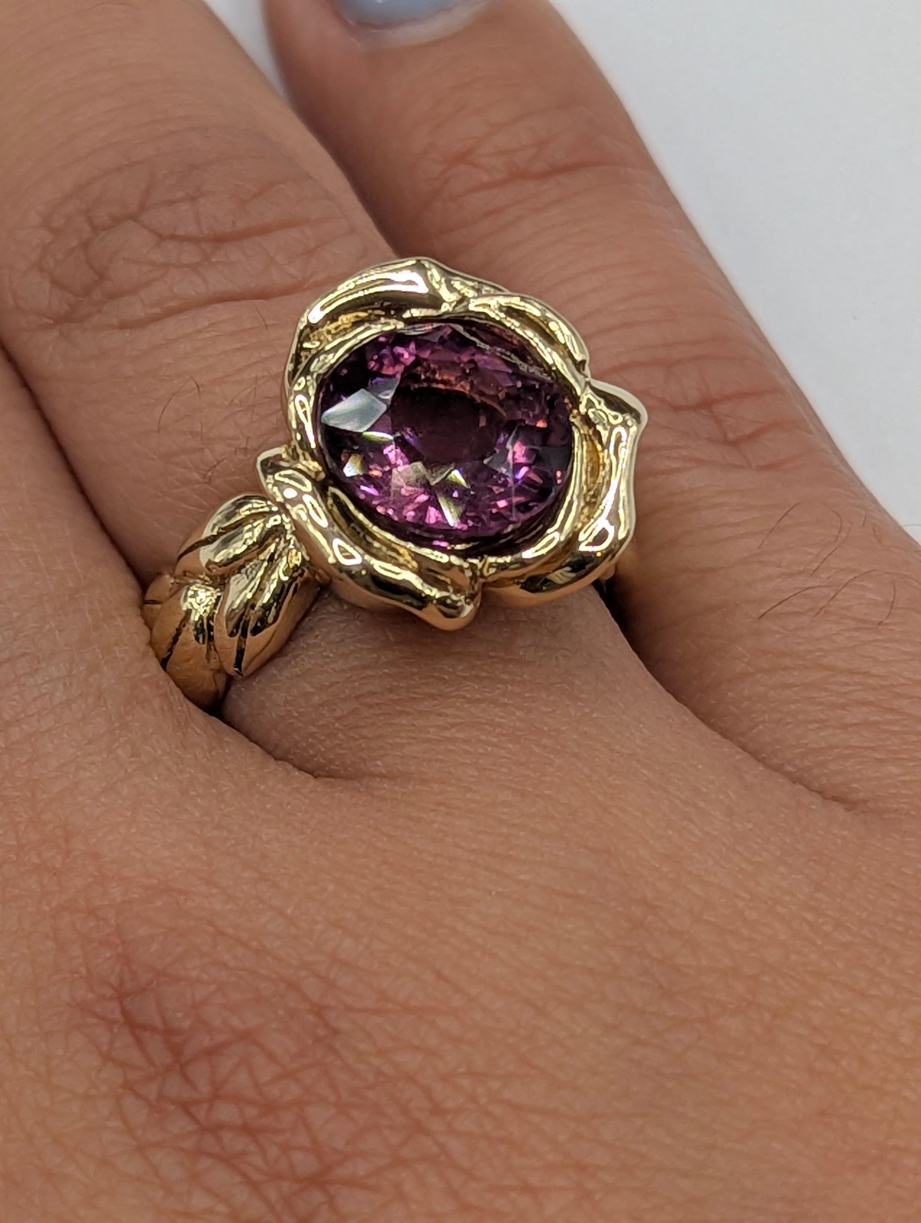 En venta: Oro amarillo de 18 quilates 4,68 quilates  Anillo Rosa Turmalina Violeta  8