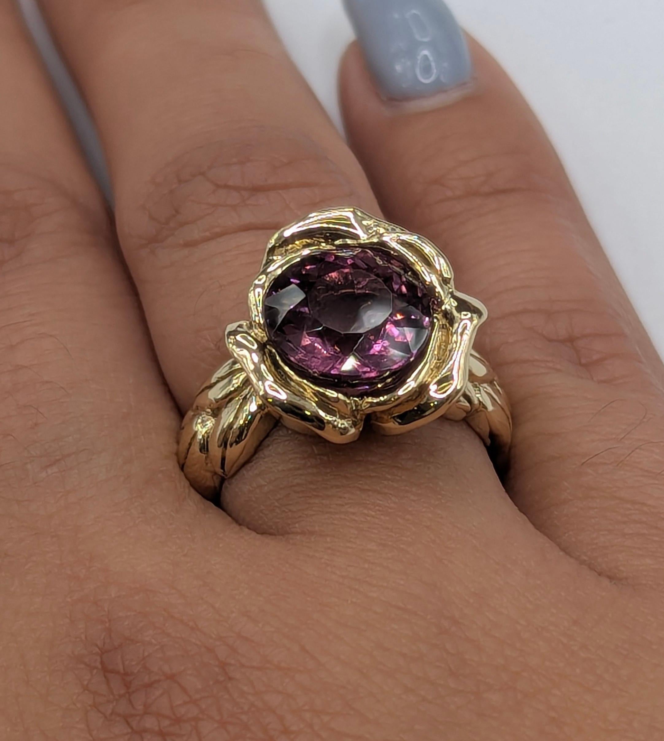 En venta: Oro amarillo de 18 quilates 4,68 quilates  Anillo Rosa Turmalina Violeta  9