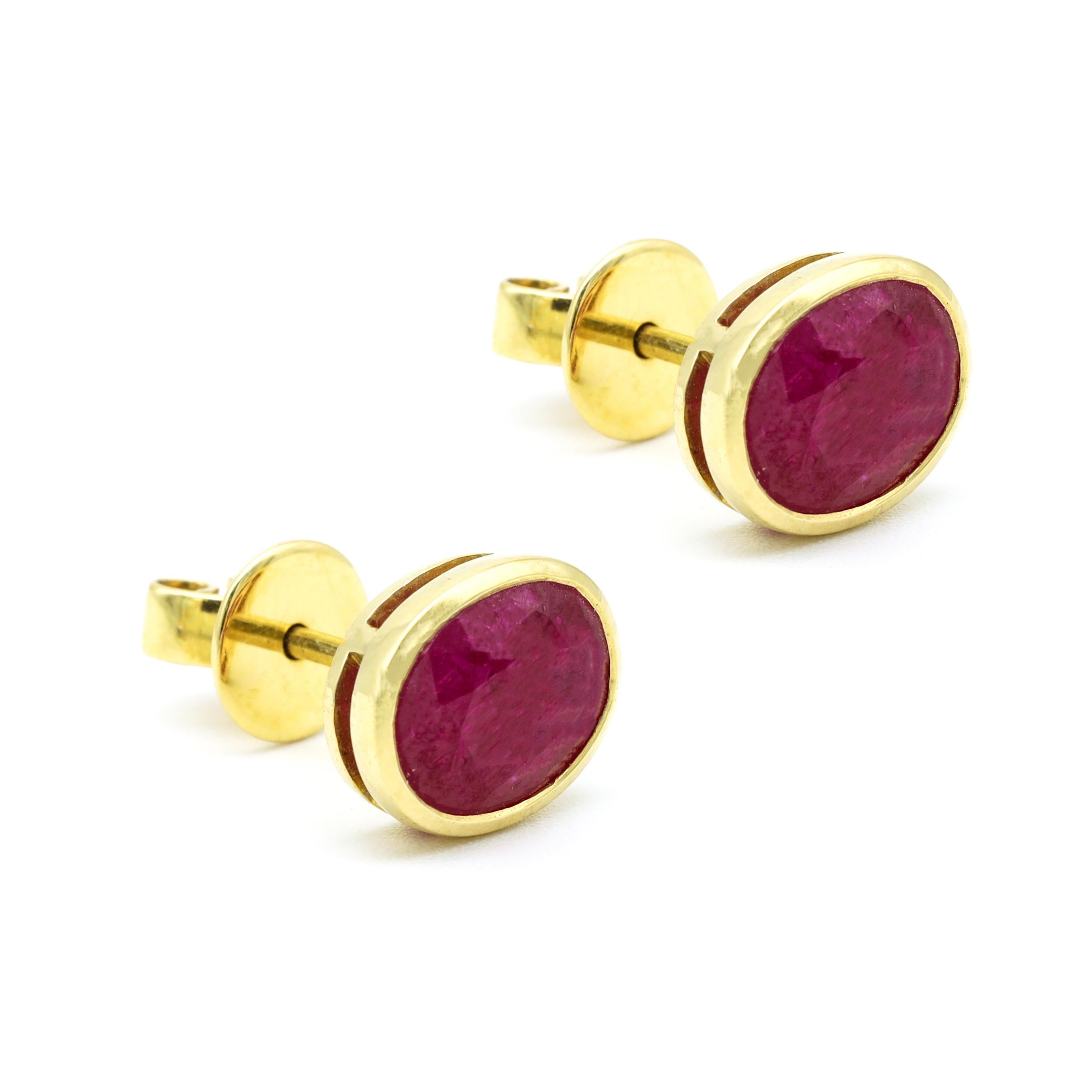 18 Karat Yellow Gold 4.76 Carat Oval-Cut Ruby Stud Earrings

This cardinal classic ruby oval pair is exquisite. It’s a simple perfectly matched ruby oval stud enclosed in yellow gold in the evenly spread closed setting with the side framework
