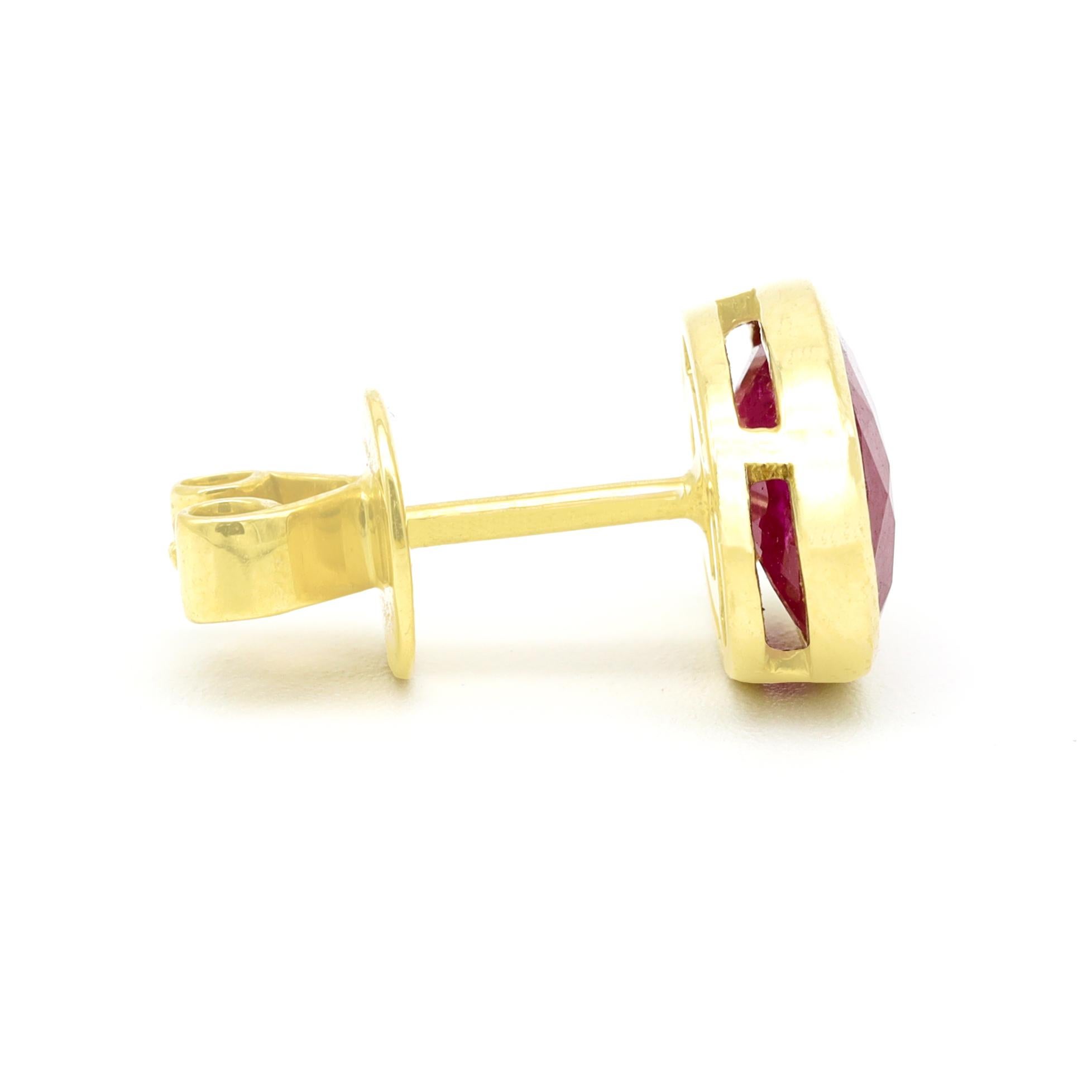 18 Karat Yellow Gold 4.76 Carat Oval-Cut Ruby Stud Earrings In New Condition For Sale In Jaipur, IN