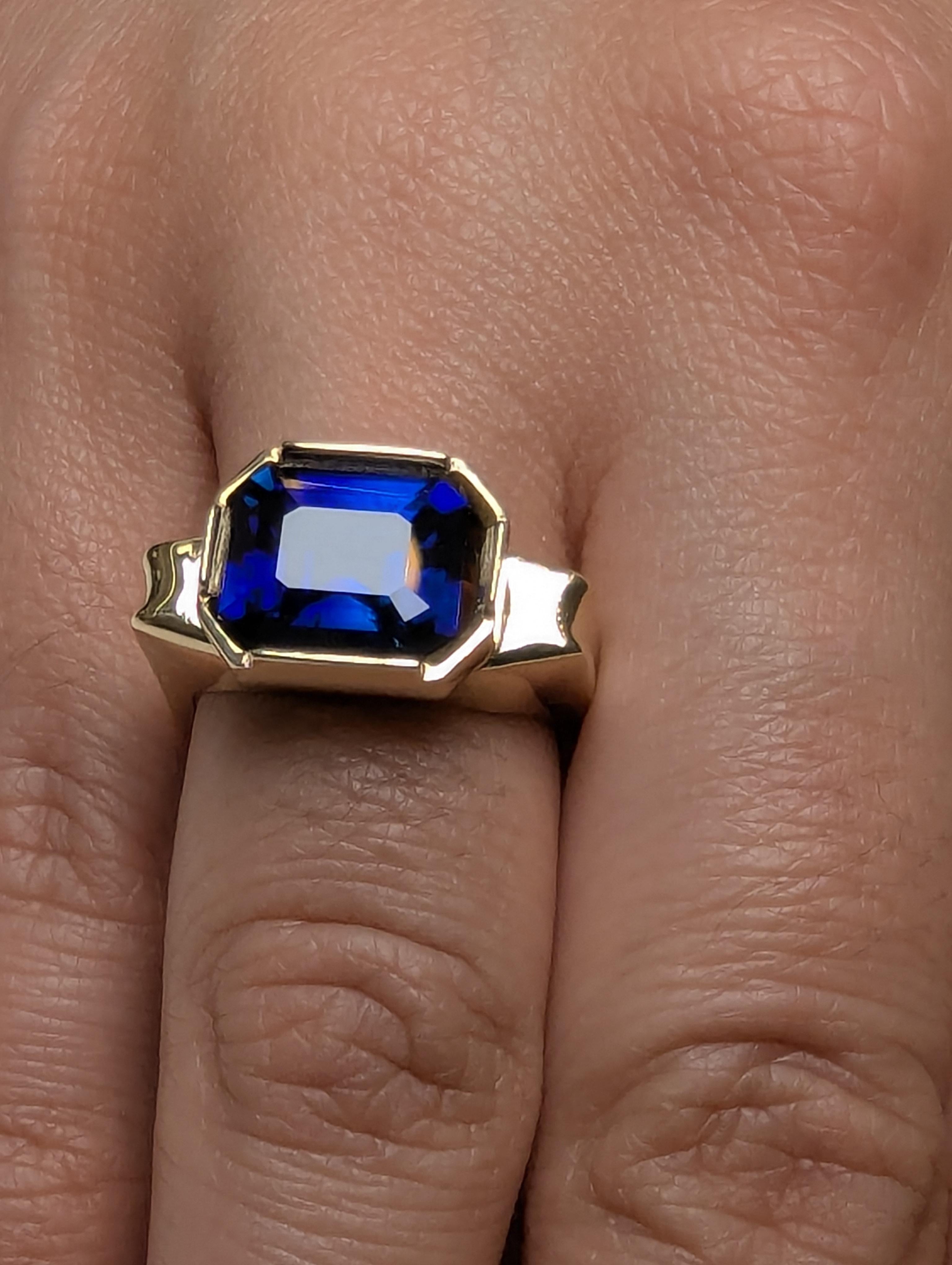 En venta: Anillo de oro amarillo de 18 quilates con zafiro azul de 4,78 quilates  3