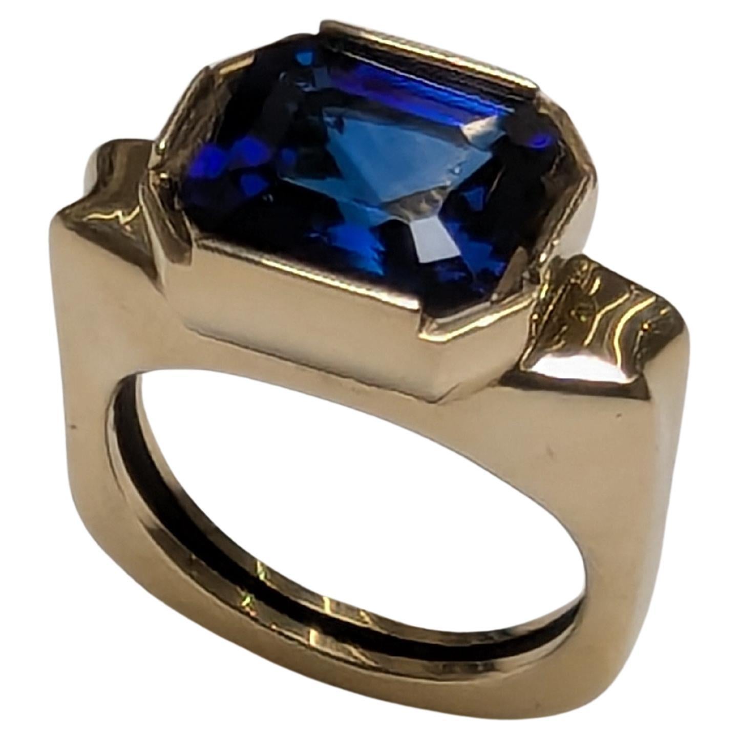 En venta: Anillo de oro amarillo de 18 quilates con zafiro azul de 4,78 quilates