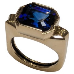 Anillo de oro amarillo de 18 quilates con zafiro azul de 4,78 quilates