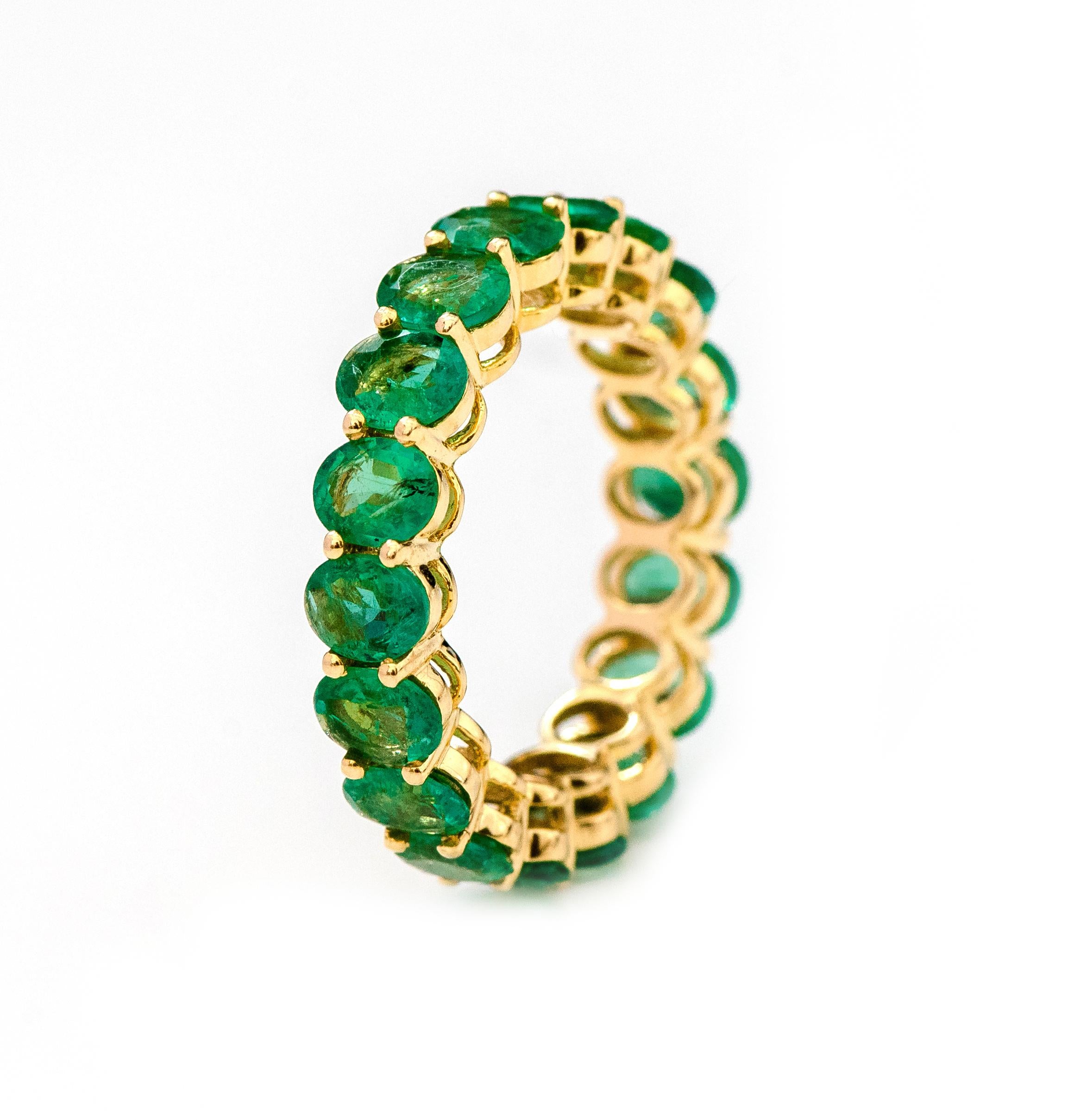 Contemporary 18 Karat Yellow Gold 4.78 Carat Oval-Cut Natural Emerald Eternity Band Ring For Sale