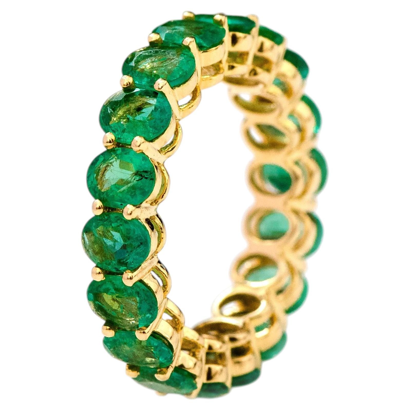 Anillo de oro amarillo de 18 quilates con esmeralda natural talla oval de 4,78 quilates
