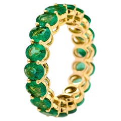 18 Karat Gelbgold 4::78 Karat Oval-Schliff natürlicher Smaragd Eternity Band Ring