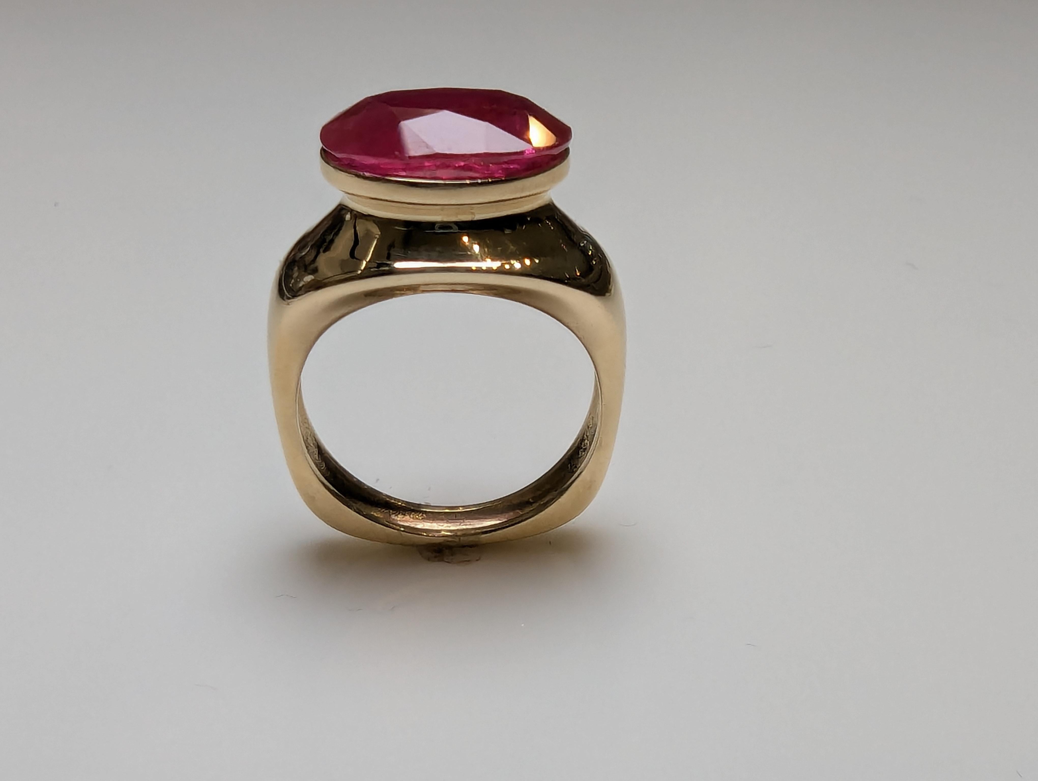 En vente :  Bague sculptée en or jaune 18 carats avec rubis ovale de 4,96 carats 10
