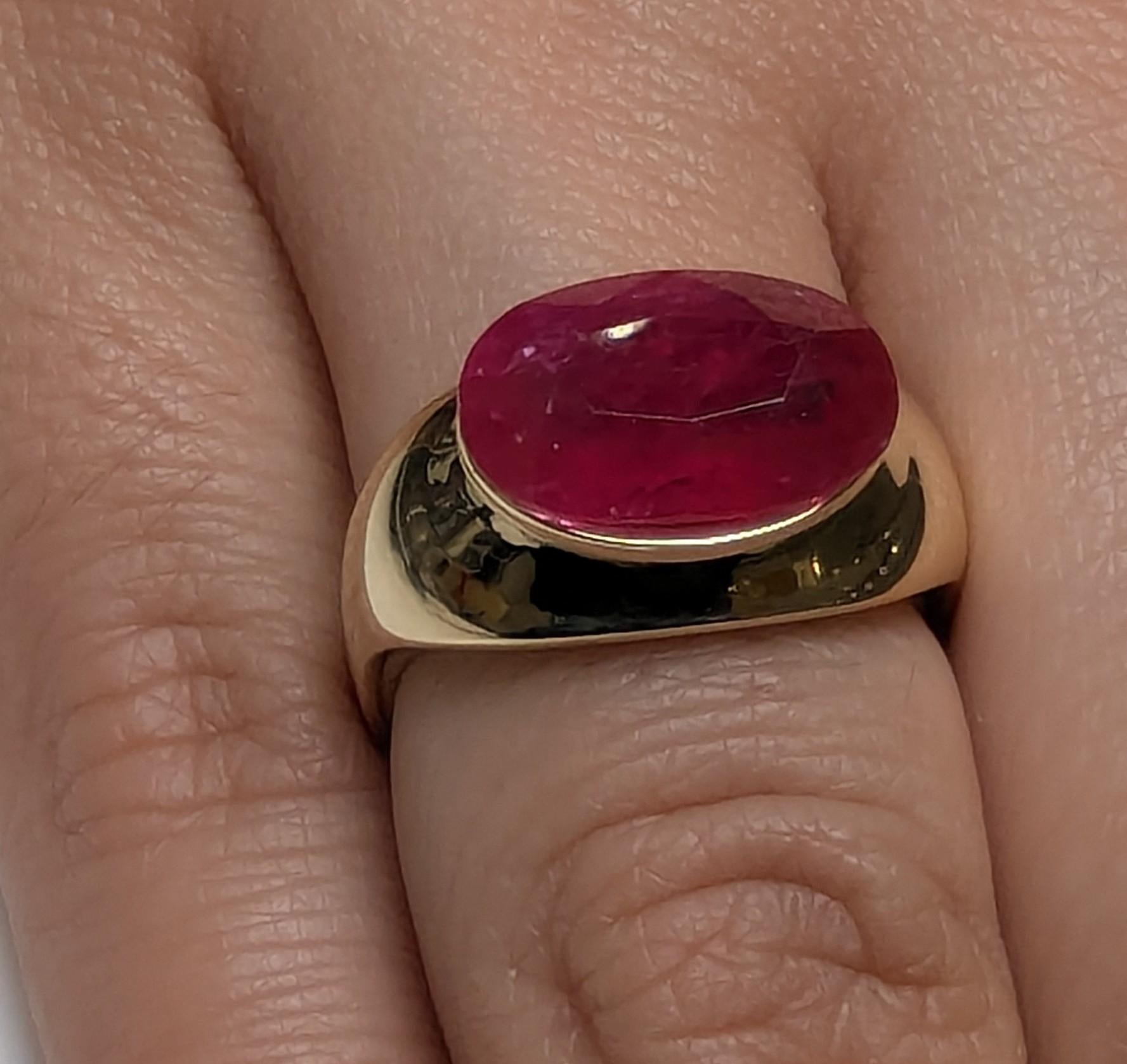 En vente :  Bague sculptée en or jaune 18 carats avec rubis ovale de 4,96 carats 2