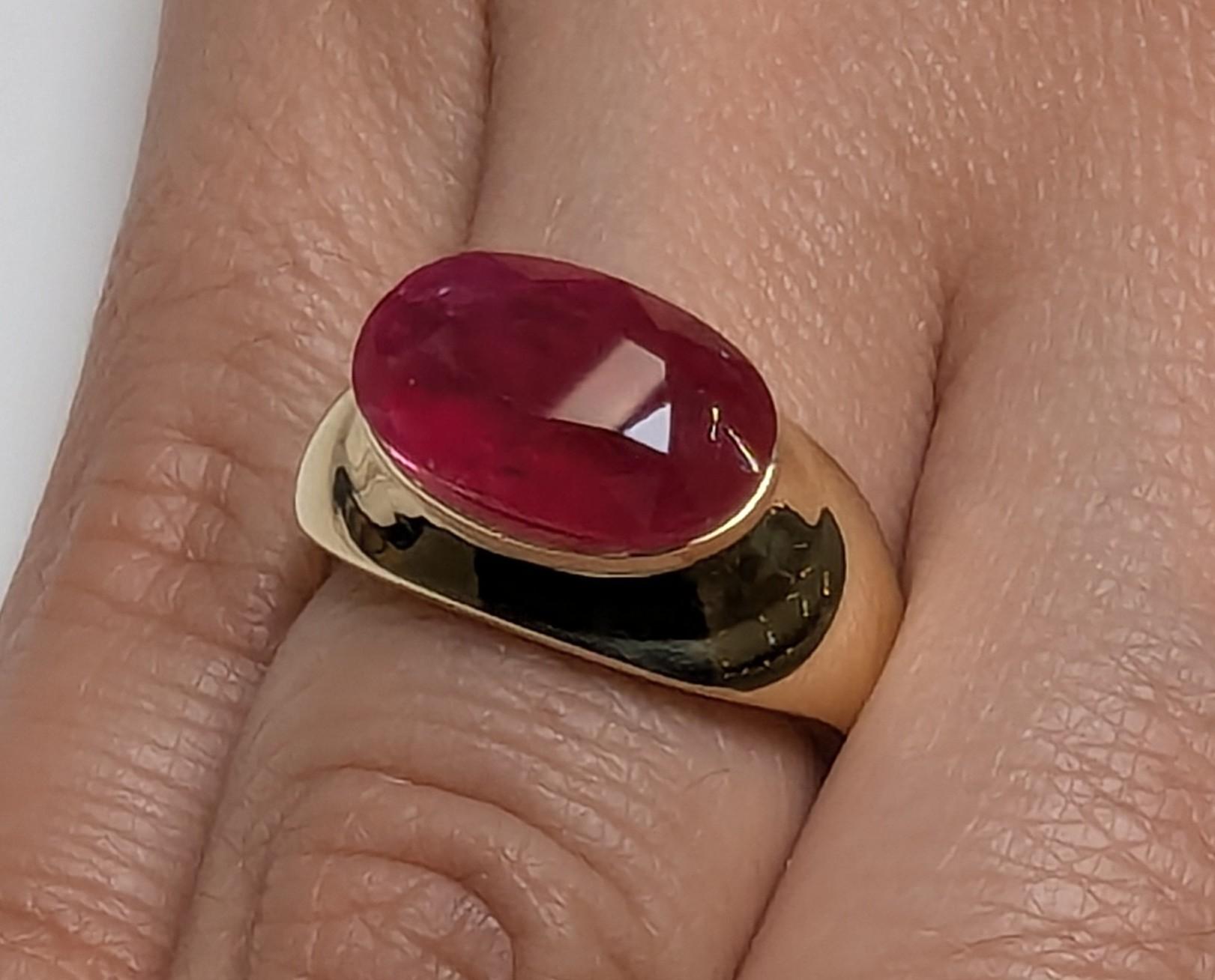 En vente :  Bague sculptée en or jaune 18 carats avec rubis ovale de 4,96 carats 3