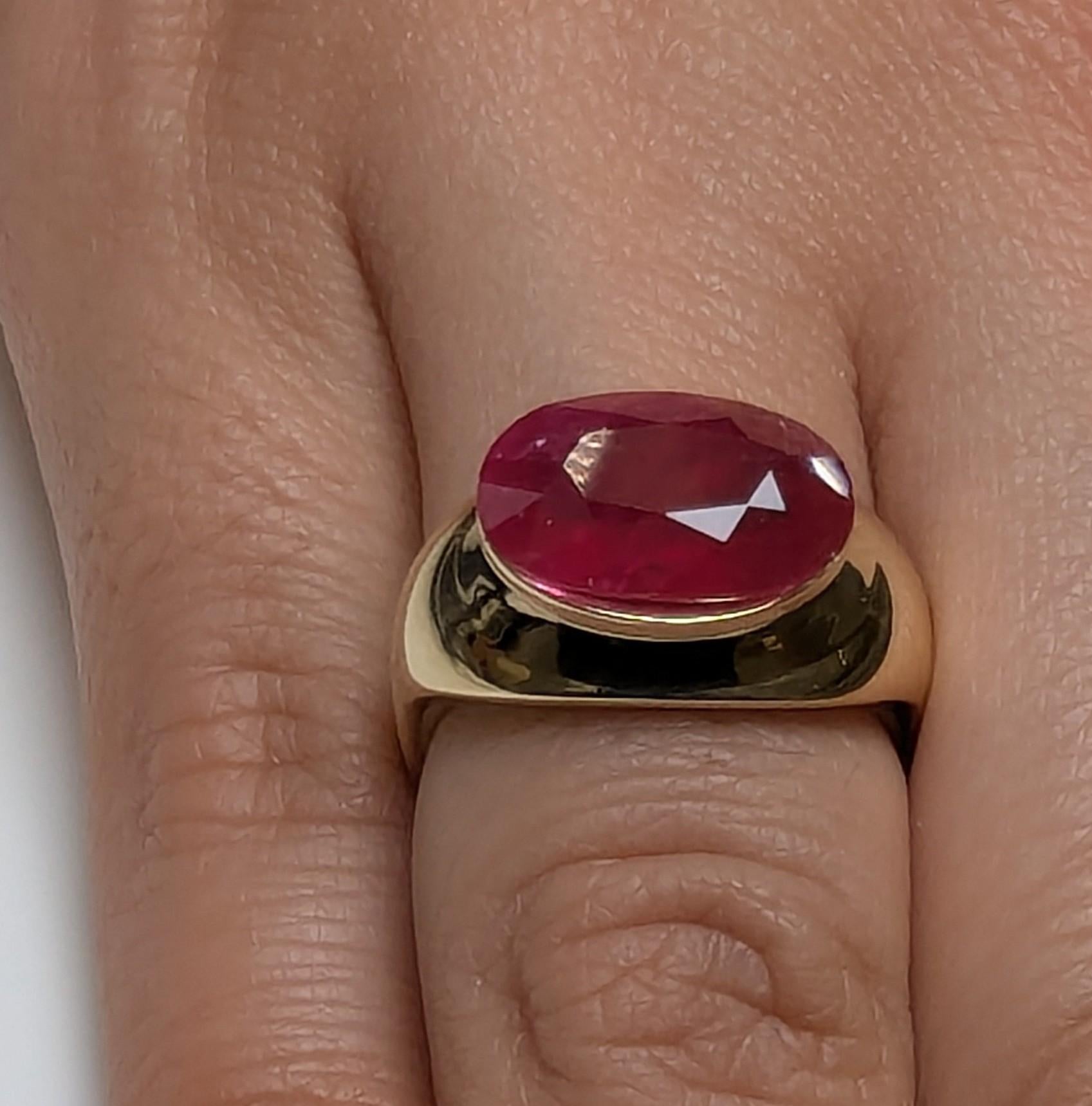 En vente :  Bague sculptée en or jaune 18 carats avec rubis ovale de 4,96 carats 4