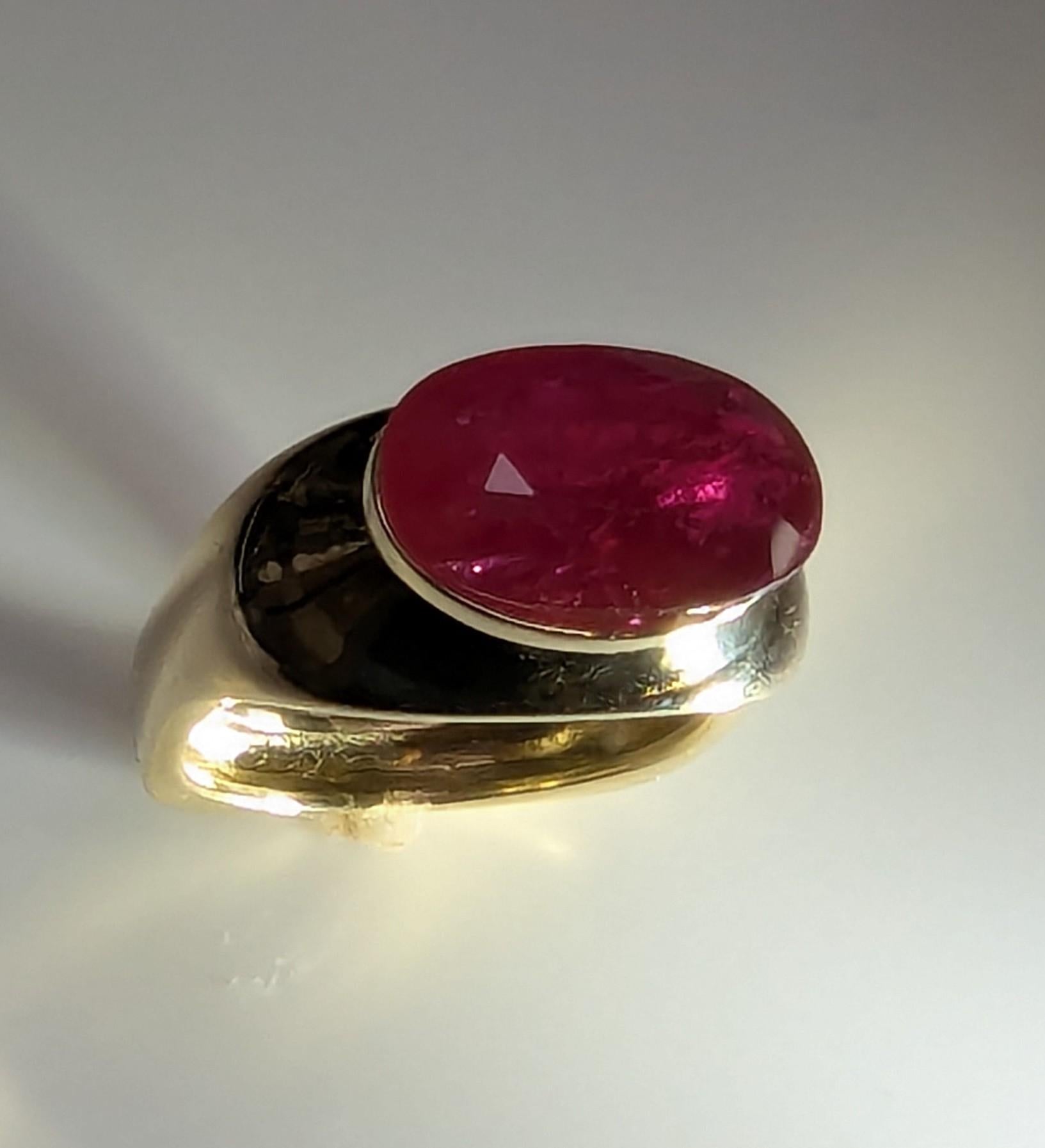 En vente :  Bague sculptée en or jaune 18 carats avec rubis ovale de 4,96 carats 5