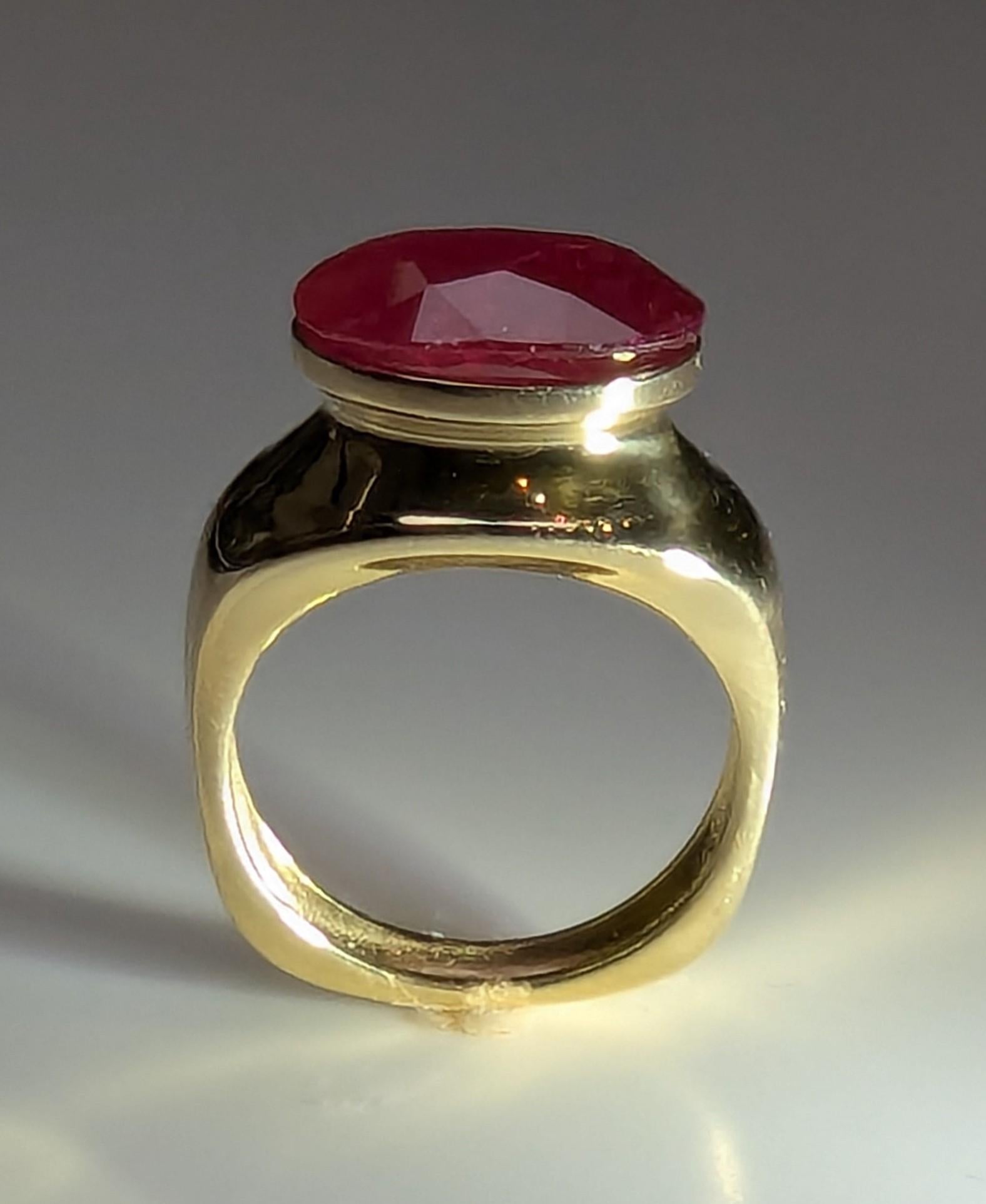 En vente :  Bague sculptée en or jaune 18 carats avec rubis ovale de 4,96 carats 6