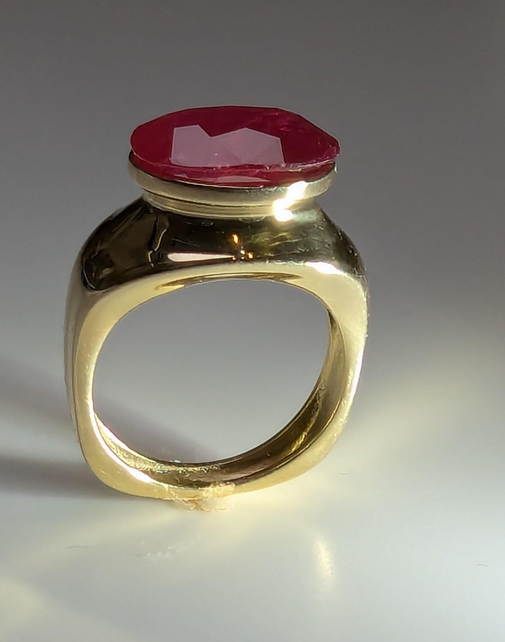 En vente :  Bague sculptée en or jaune 18 carats avec rubis ovale de 4,96 carats 7
