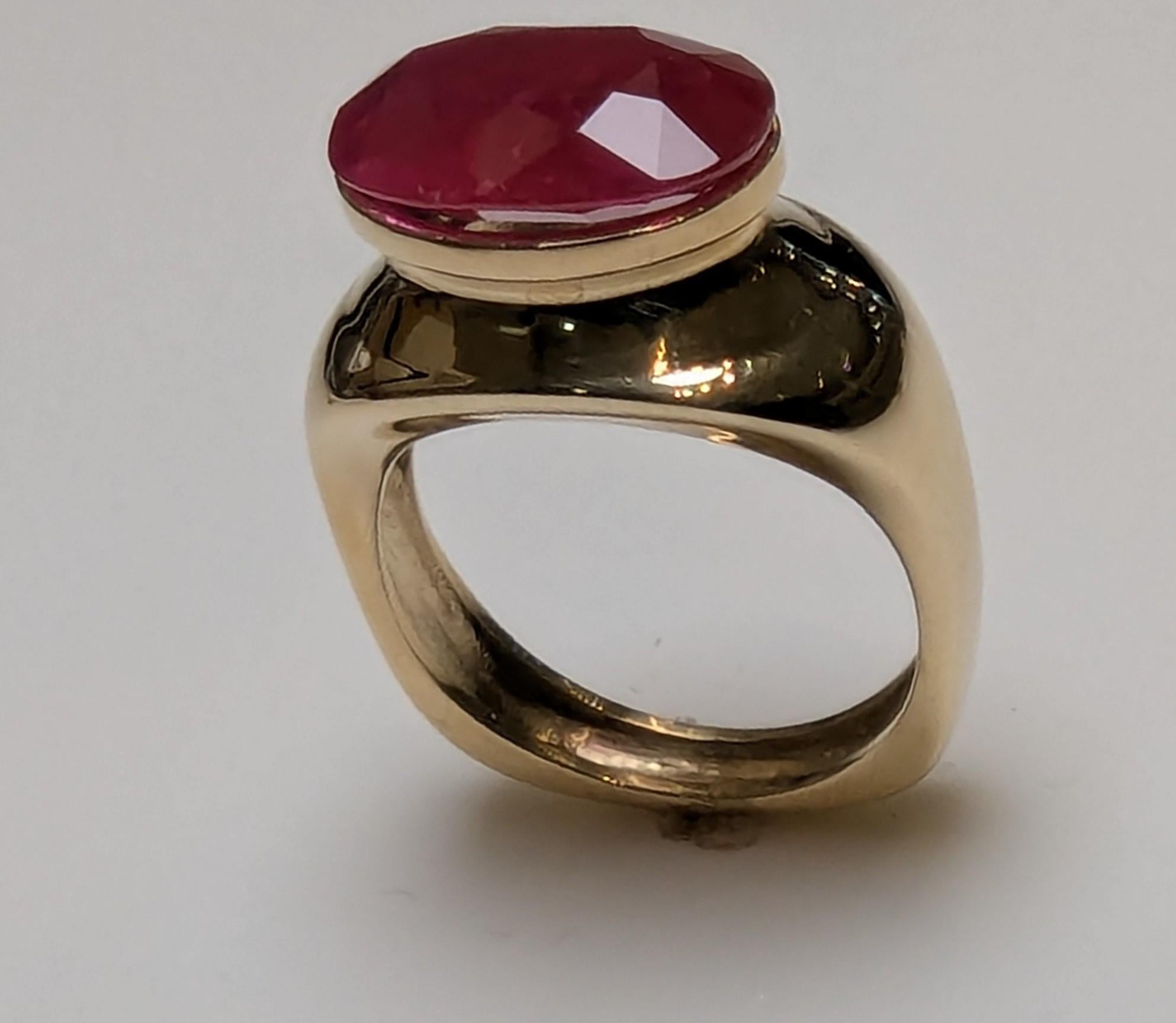 En vente :  Bague sculptée en or jaune 18 carats avec rubis ovale de 4,96 carats 8