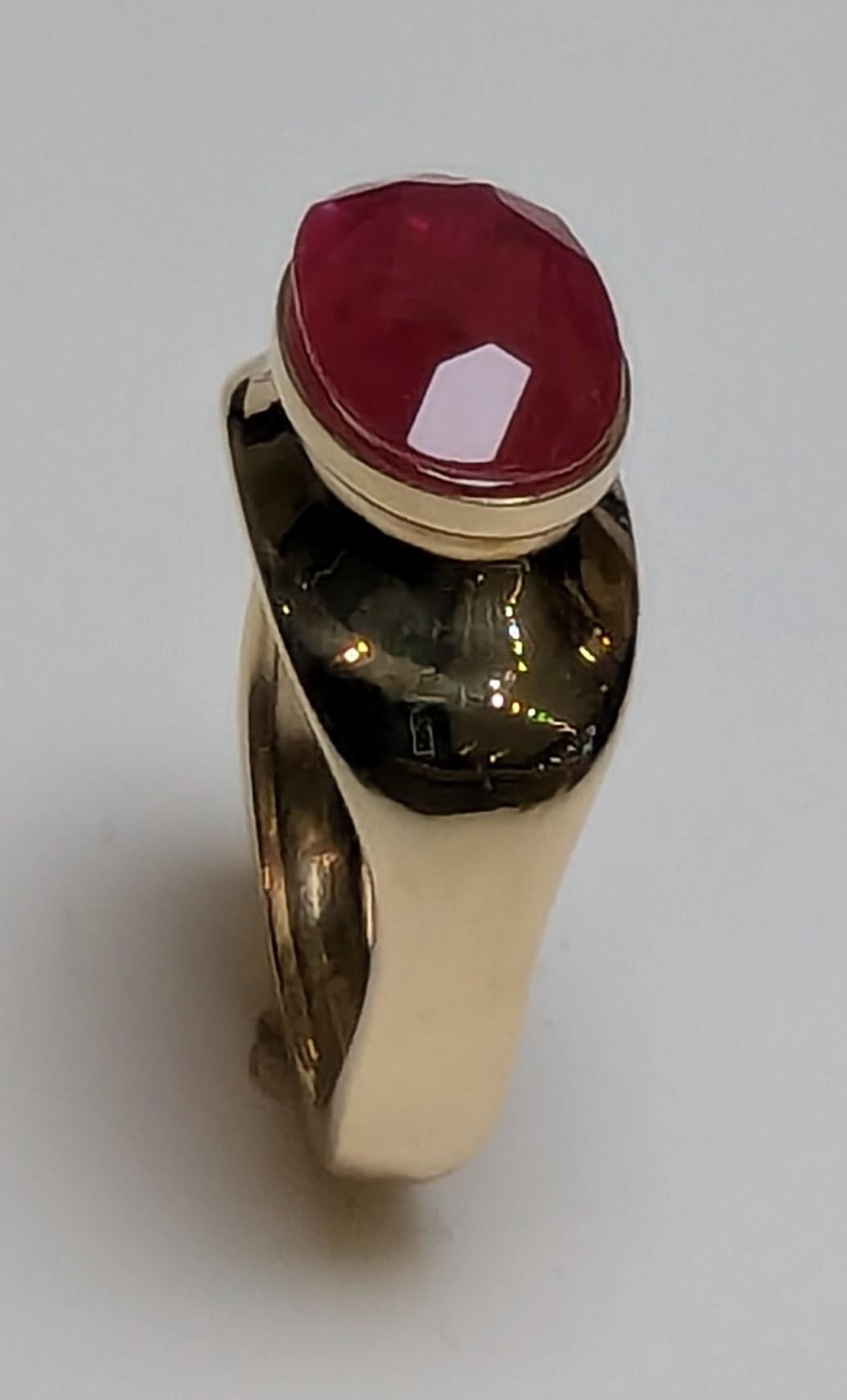 En vente :  Bague sculptée en or jaune 18 carats avec rubis ovale de 4,96 carats 9