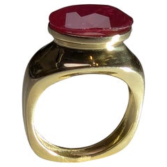 18 Karat Yellow Gold 4.96 Carat Oval Ruby Sculpture Ring