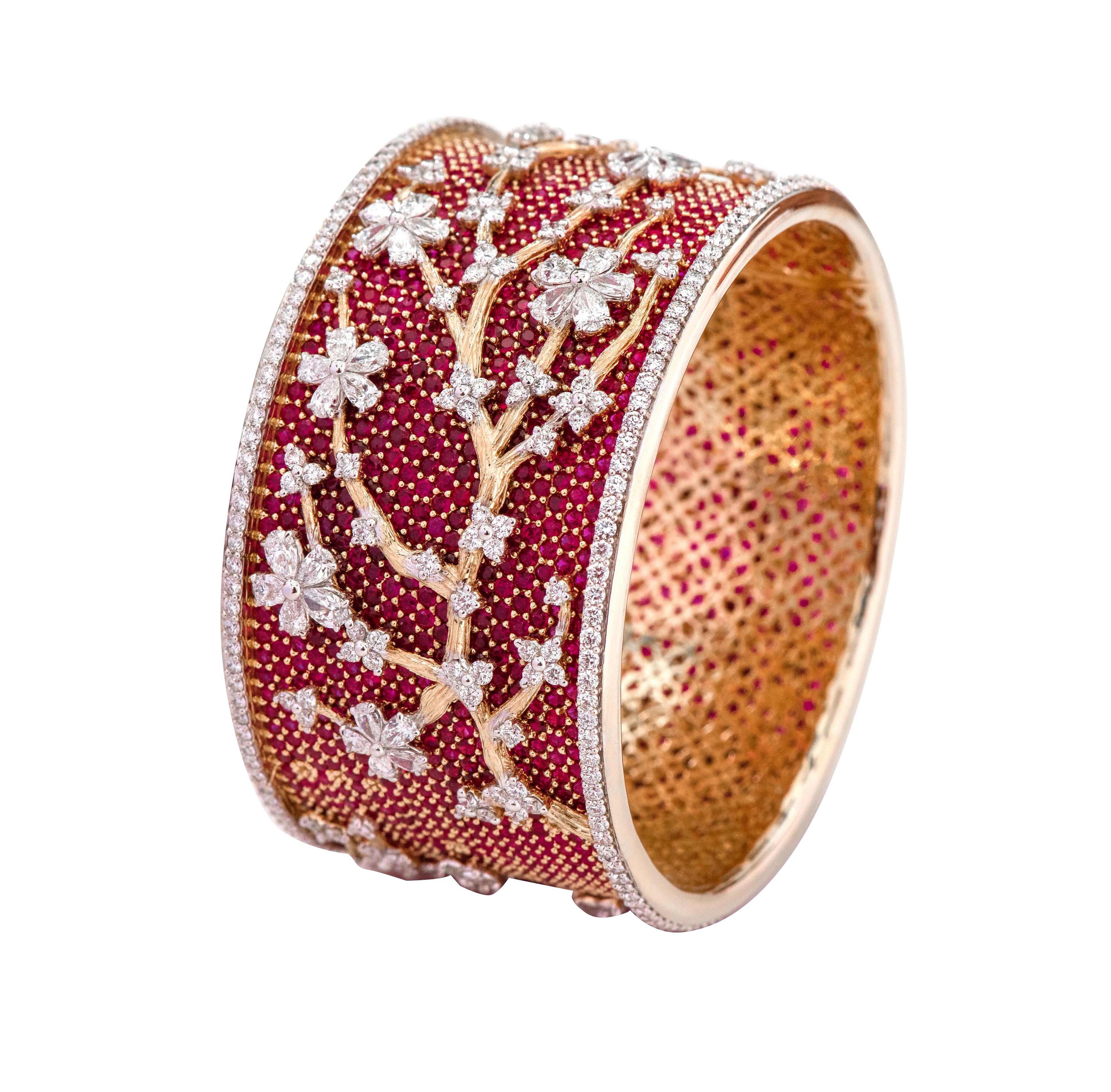 18 Karat Yellow Gold 49.80 Carats Ruby and Diamond Bangle in Contemporary Style In New Condition For Sale In Jaipur, IN