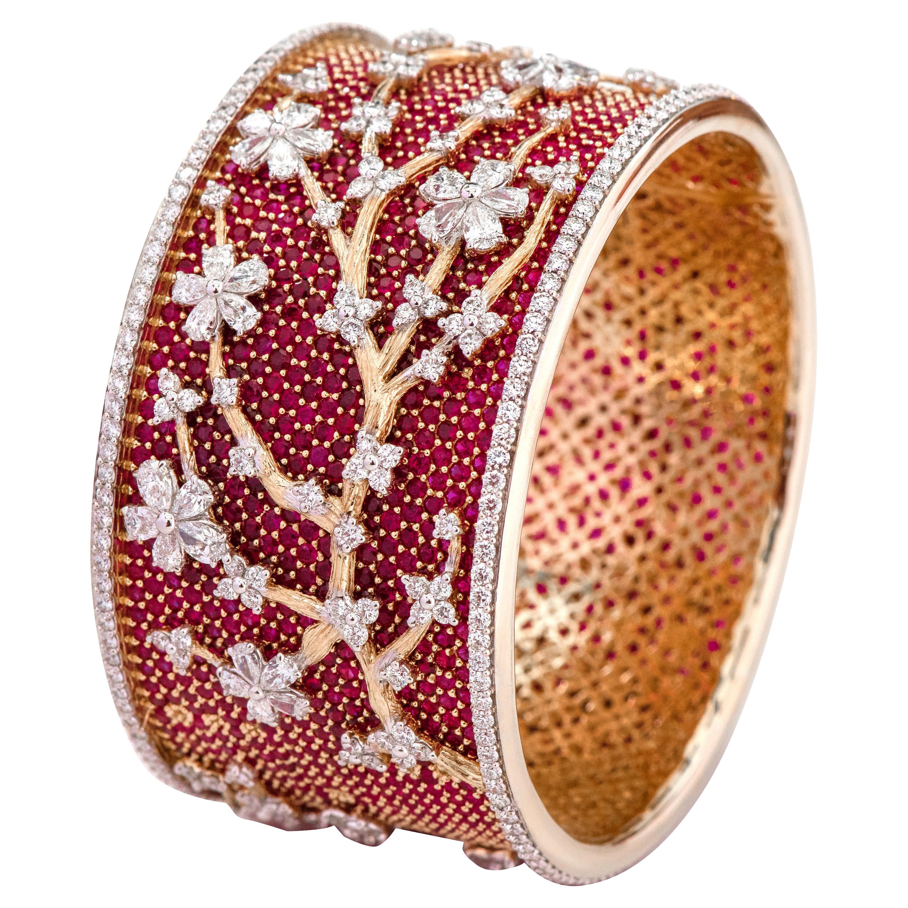 Bracelet jonc en or jaune 18 carats avec rubis et diamants de 49,80 carats de style contemporain