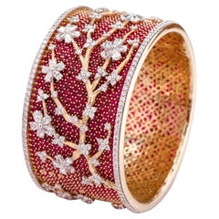 Bangle in oro giallo 18 carati con rubino e diamante da 49,80 carati in stile contemporaneo