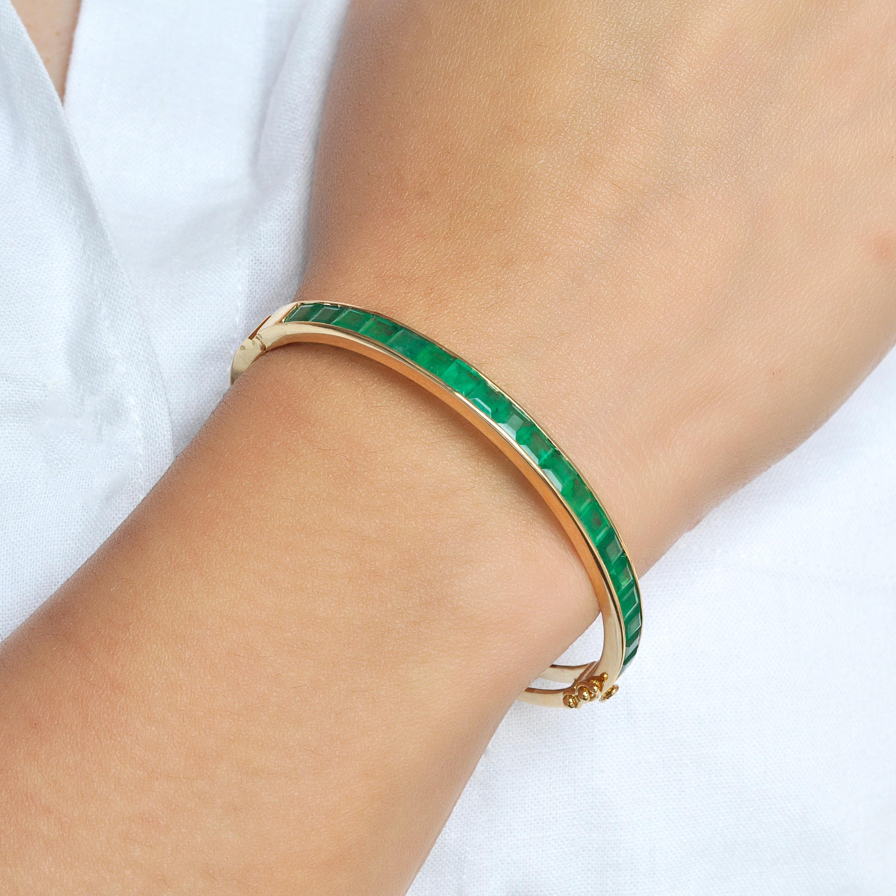 18 karat yellow gold 4mm square channel-set brazilian emerald modern bracelet.

Experience the classic emerald channel set bracelet, an embodiment of timeless elegance. Its design, a tribute to nature's charm, showcases meticulously chosen emeralds