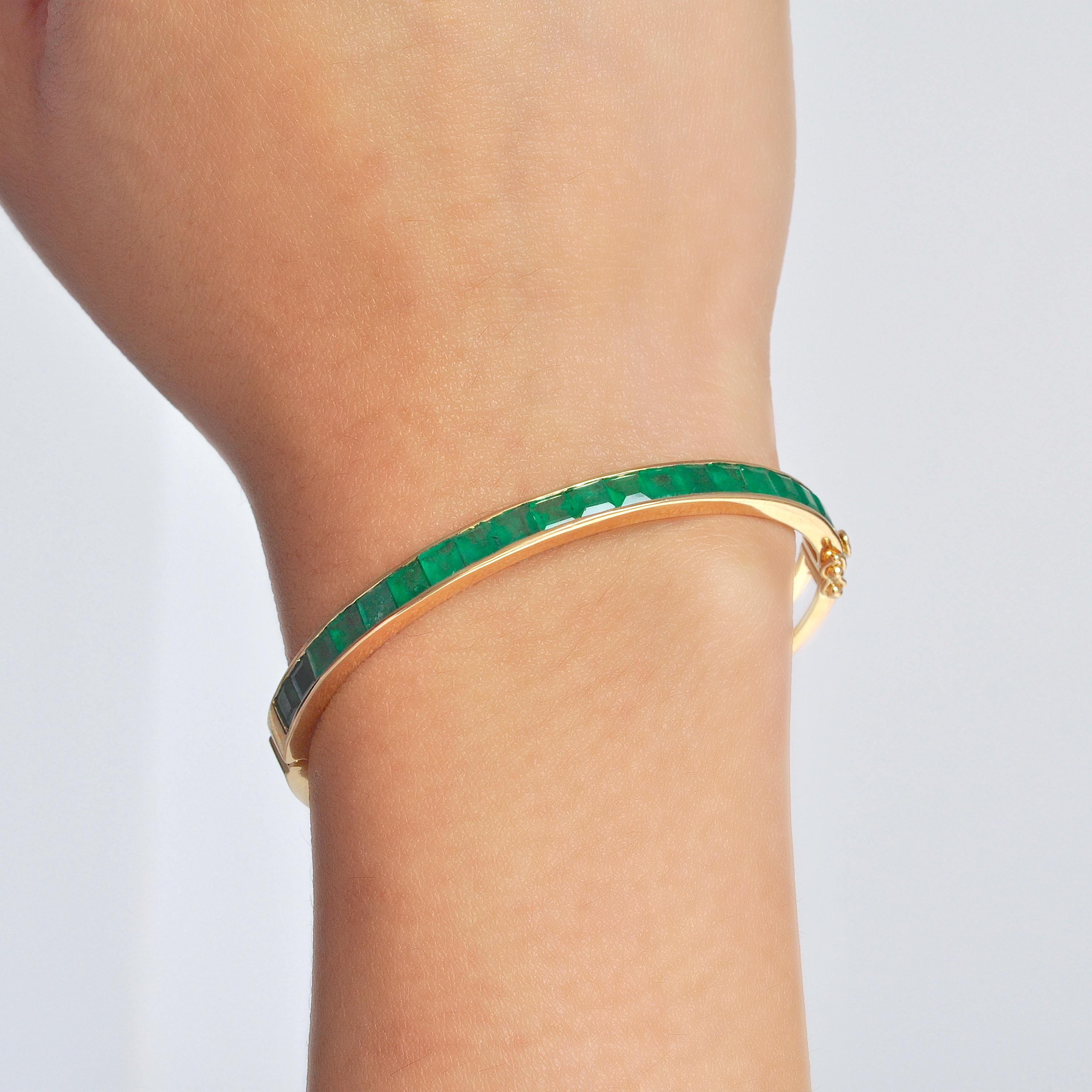Contemporary 18 Karat Yellow Gold 4MM Square Channel-set Brazilian Emerald Modern Bracelet For Sale