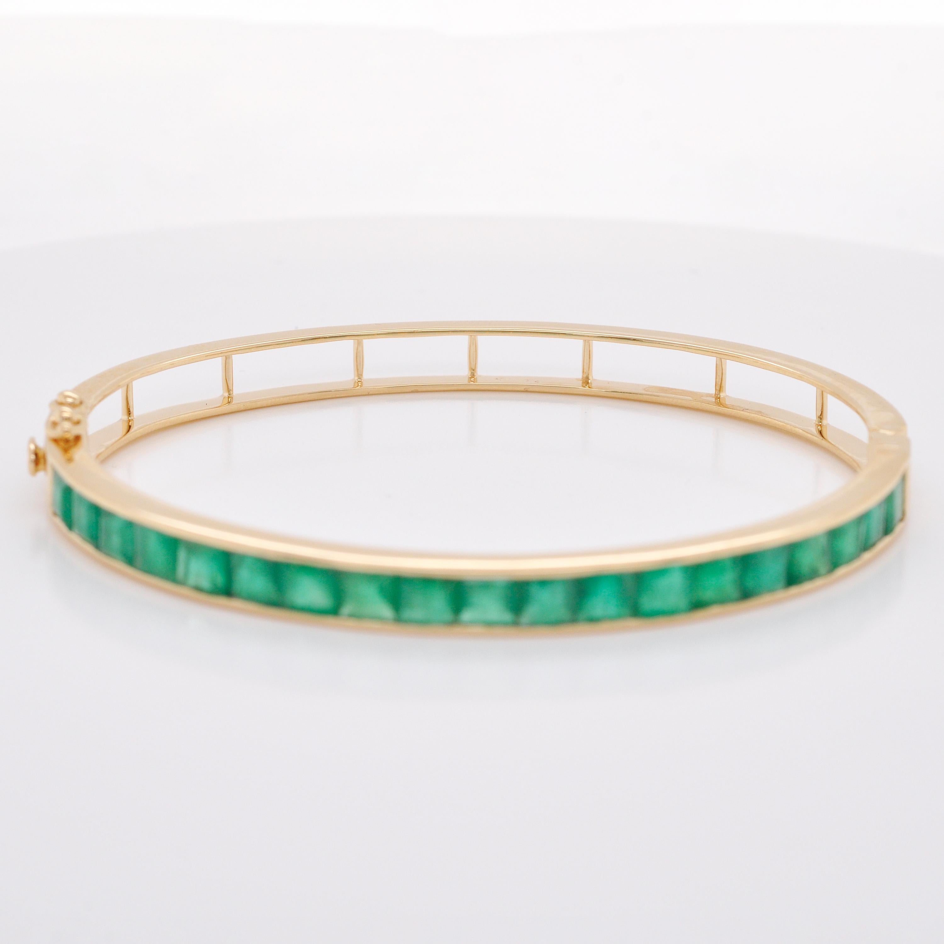 18 Karat Yellow Gold 4MM Square Channel-set Brazilian Emerald Modern Bracelet In New Condition For Sale In Jaipur, Rajasthan