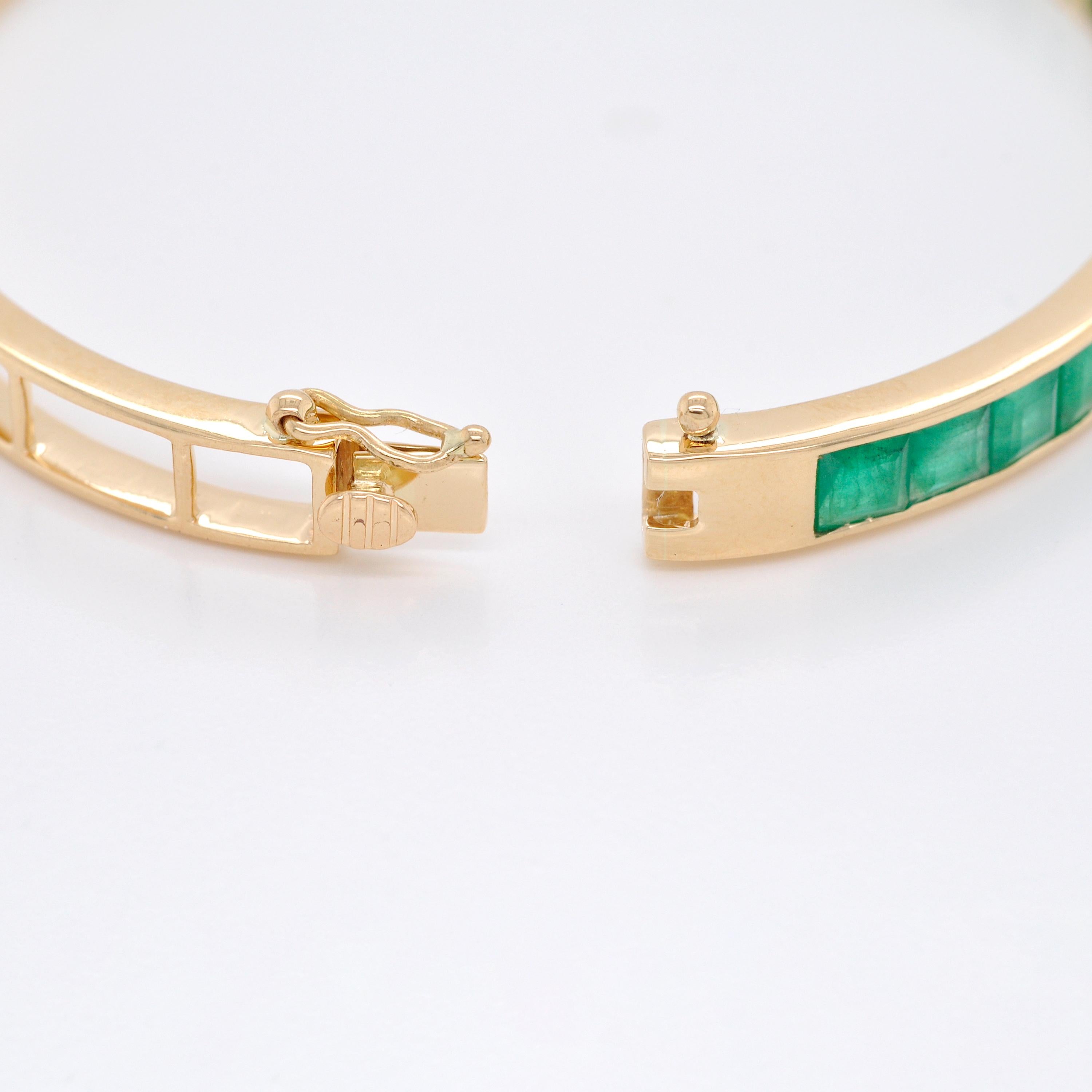 Women's 18 Karat Yellow Gold 4MM Square Channel-set Brazilian Emerald Modern Bracelet For Sale