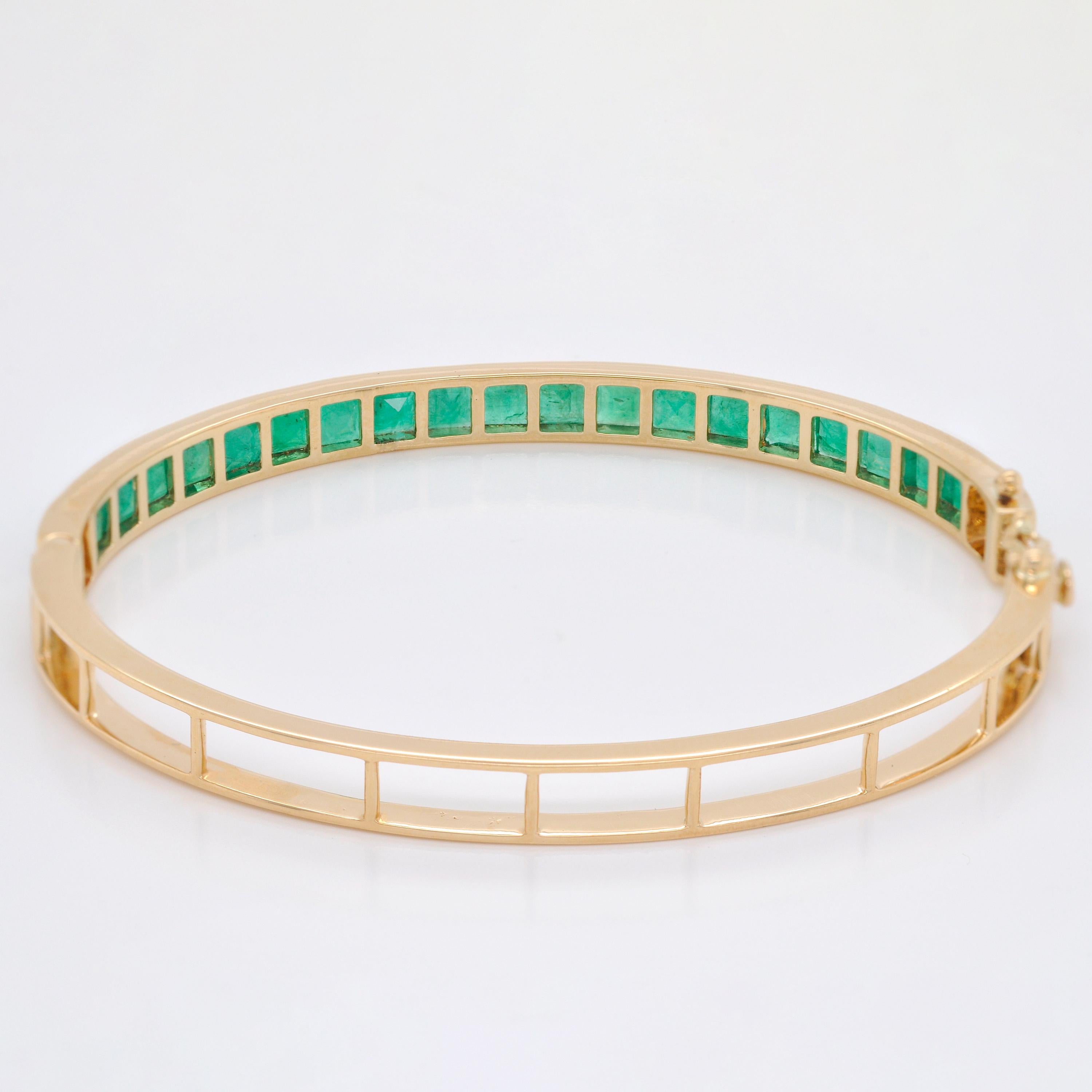 Bracciale moderno in oro giallo 18 carati con smeraldo brasiliano incastonato in un canale quadrato da 4 mm in vendita 2