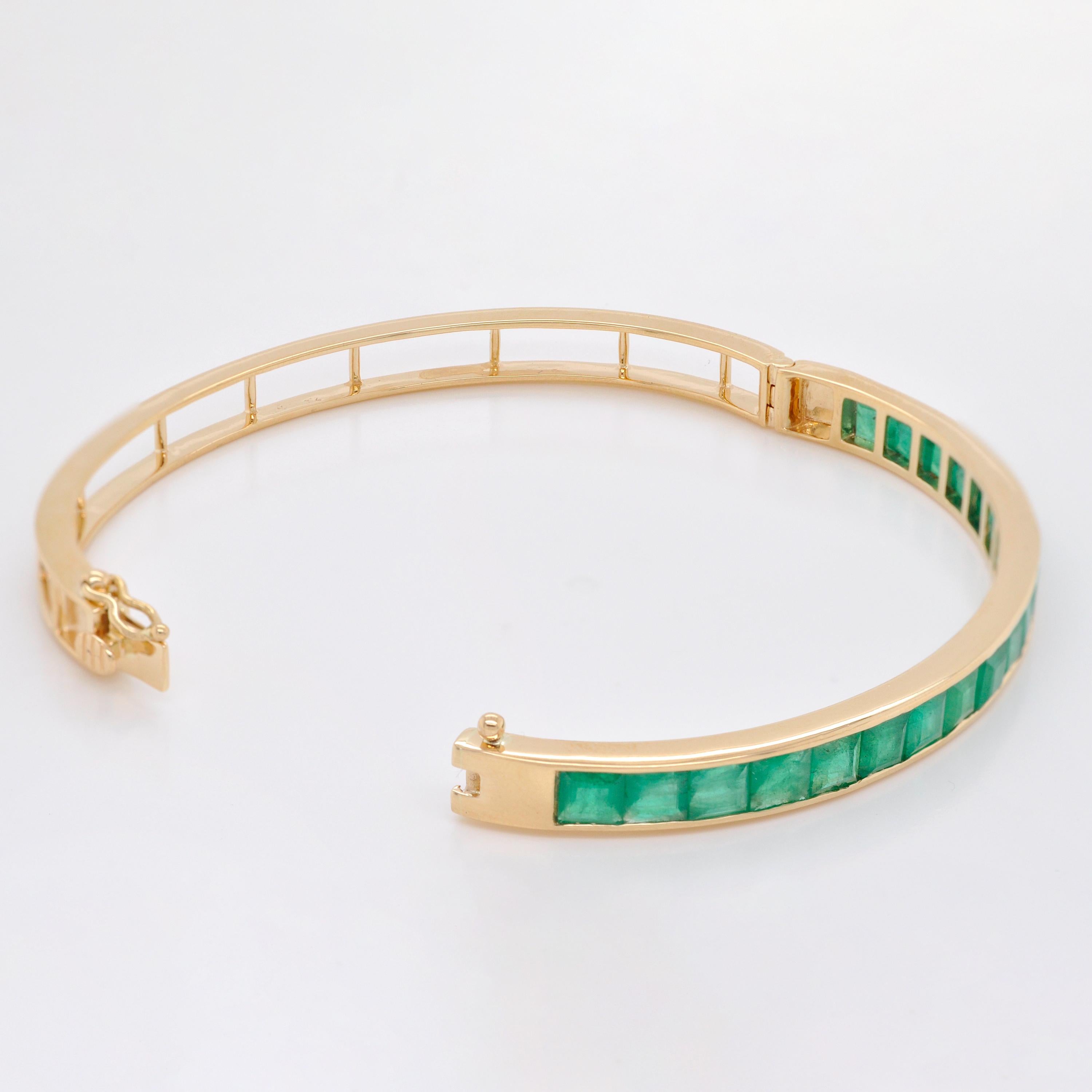 Bracciale moderno in oro giallo 18 carati con smeraldo brasiliano incastonato in un canale quadrato da 4 mm in vendita 3