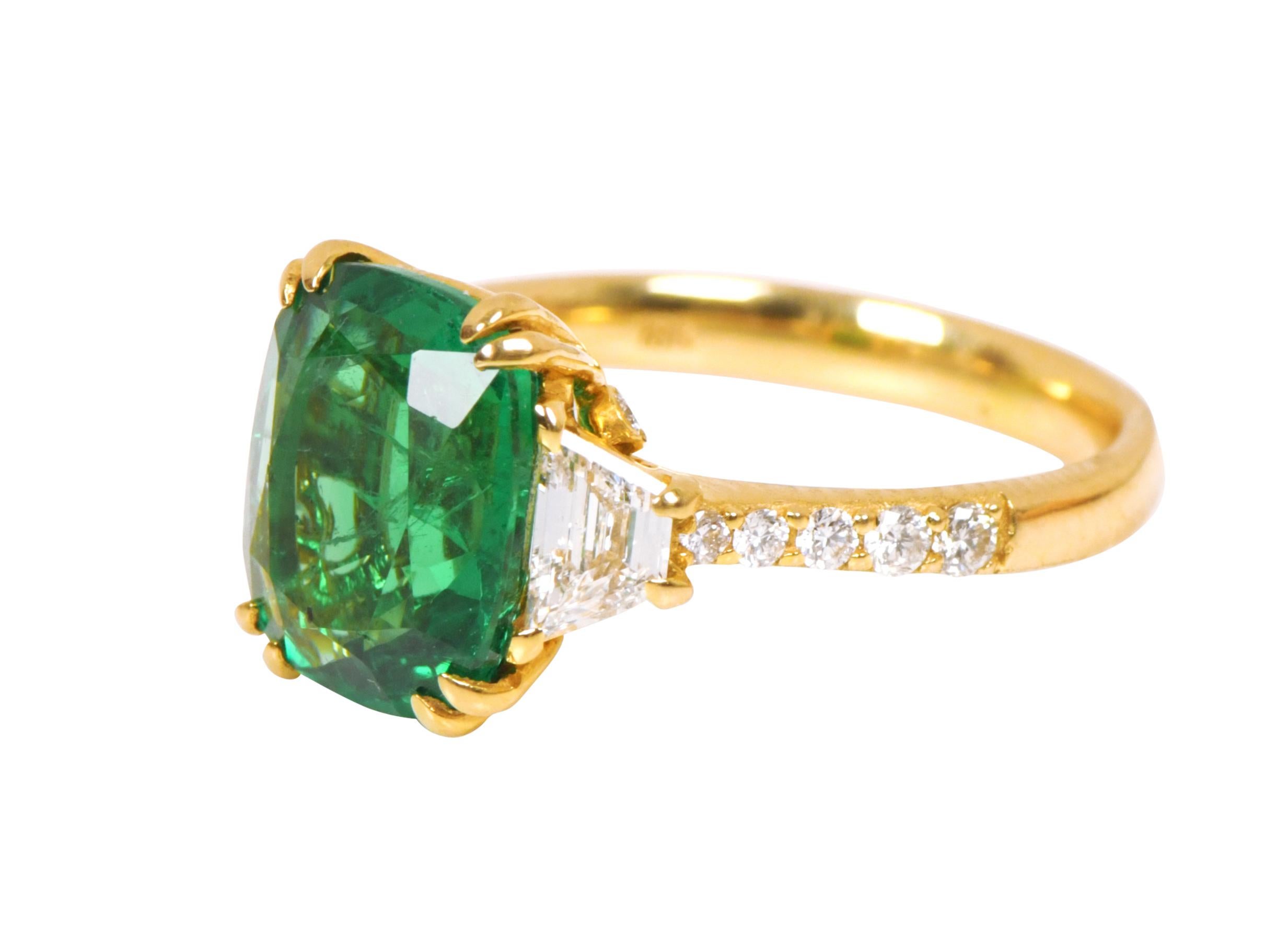 Modern 18 Karat Yellow Gold 5.06 Carat Natural Emerald and Diamond Solitaire Ring For Sale
