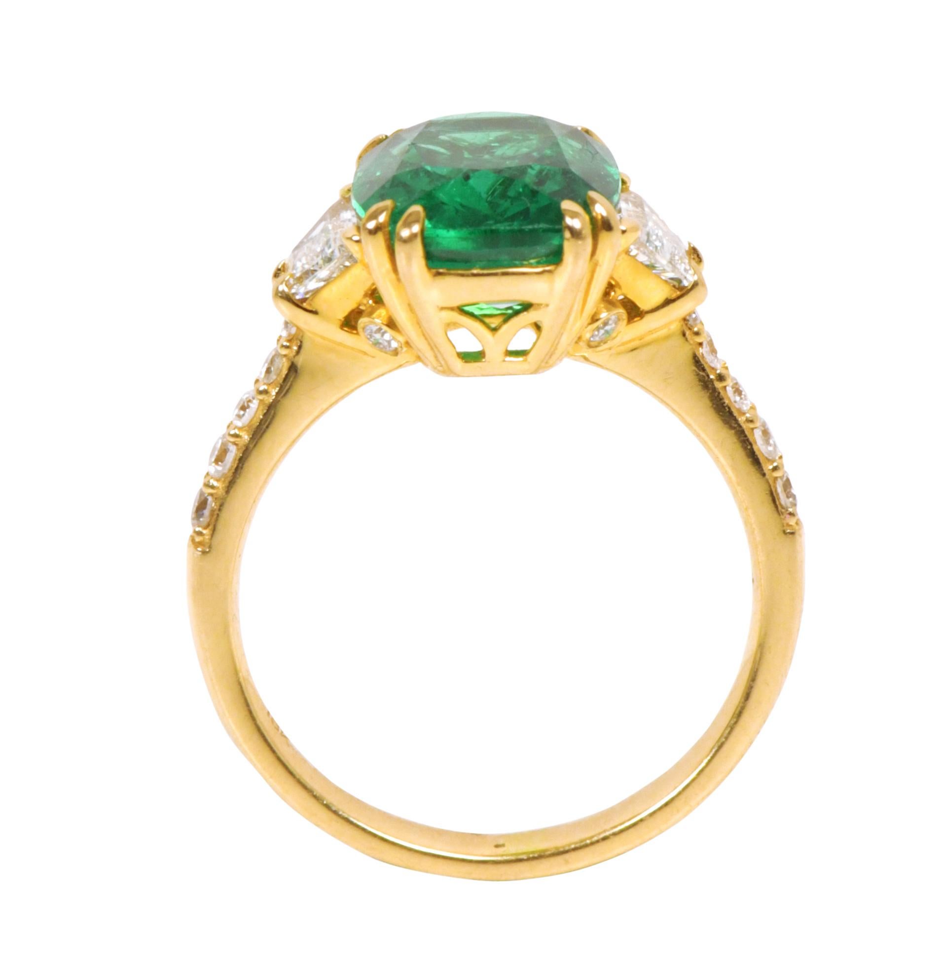 18 Karat Yellow Gold 5.06 Carat Natural Emerald and Diamond Solitaire Ring In New Condition For Sale In Jaipur, IN