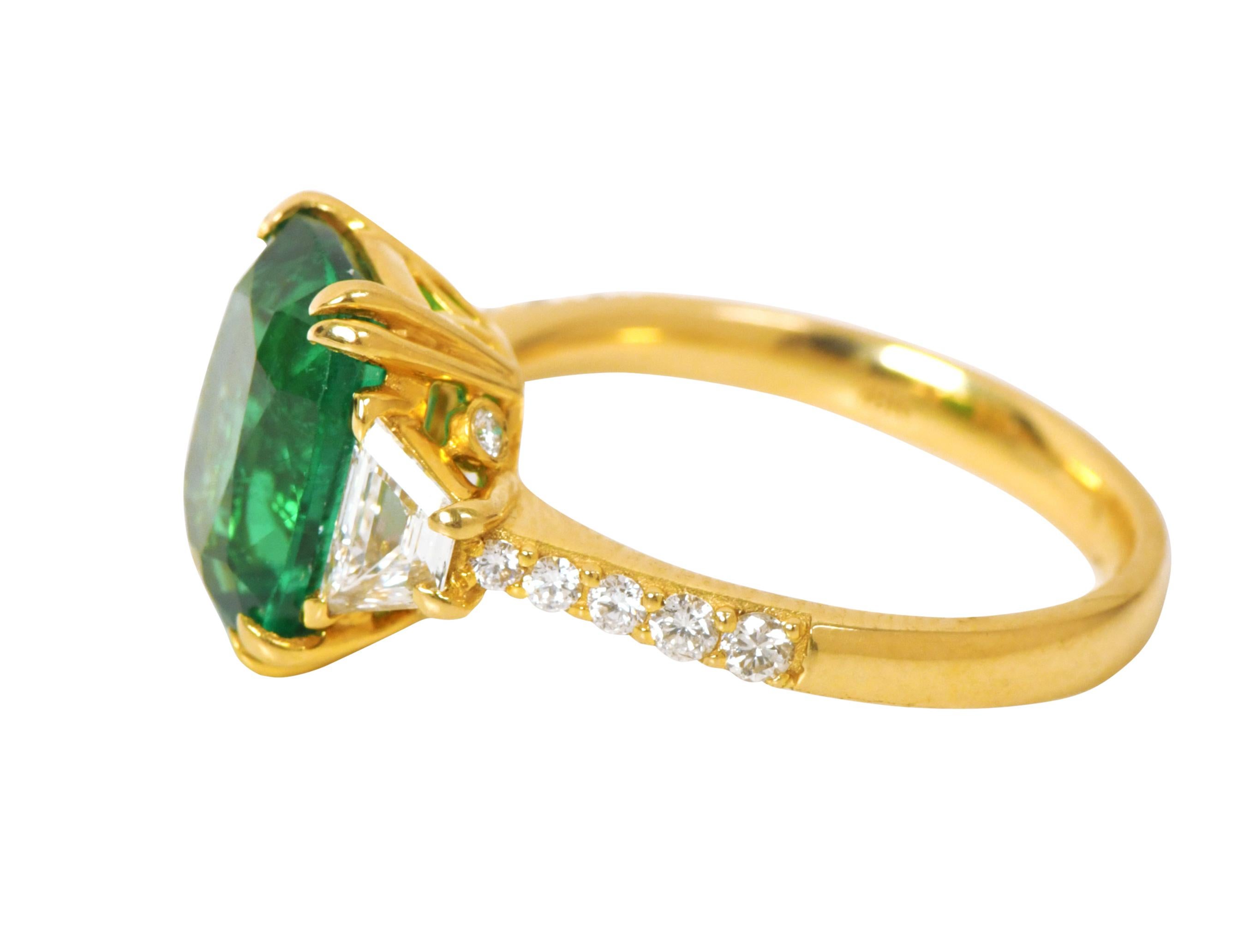 Women's 18 Karat Yellow Gold 5.06 Carat Natural Emerald and Diamond Solitaire Ring For Sale