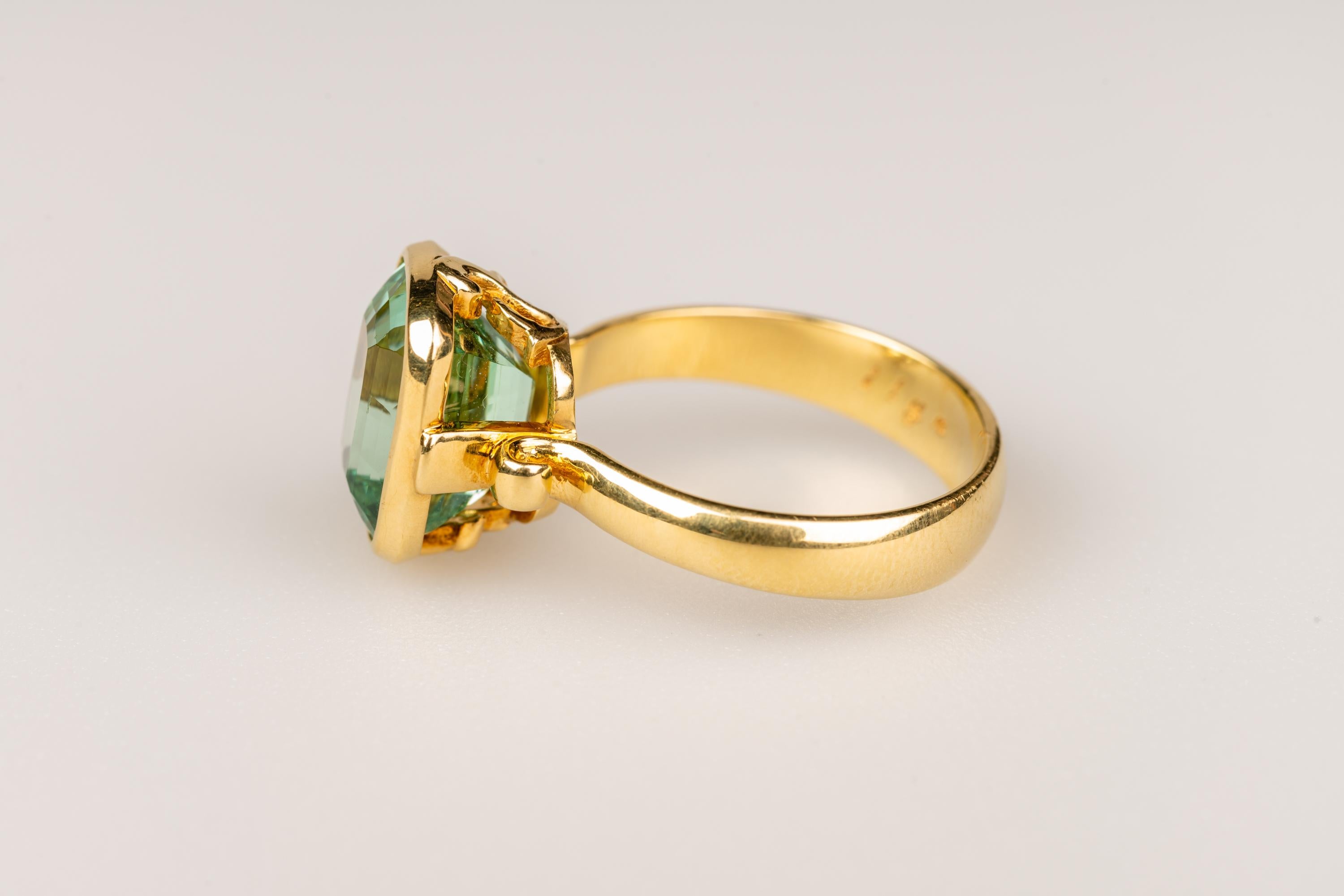 Taille coussin Bague en or jaune 18 carats avec tourmaline vert menthe de 5,32 carats en vente