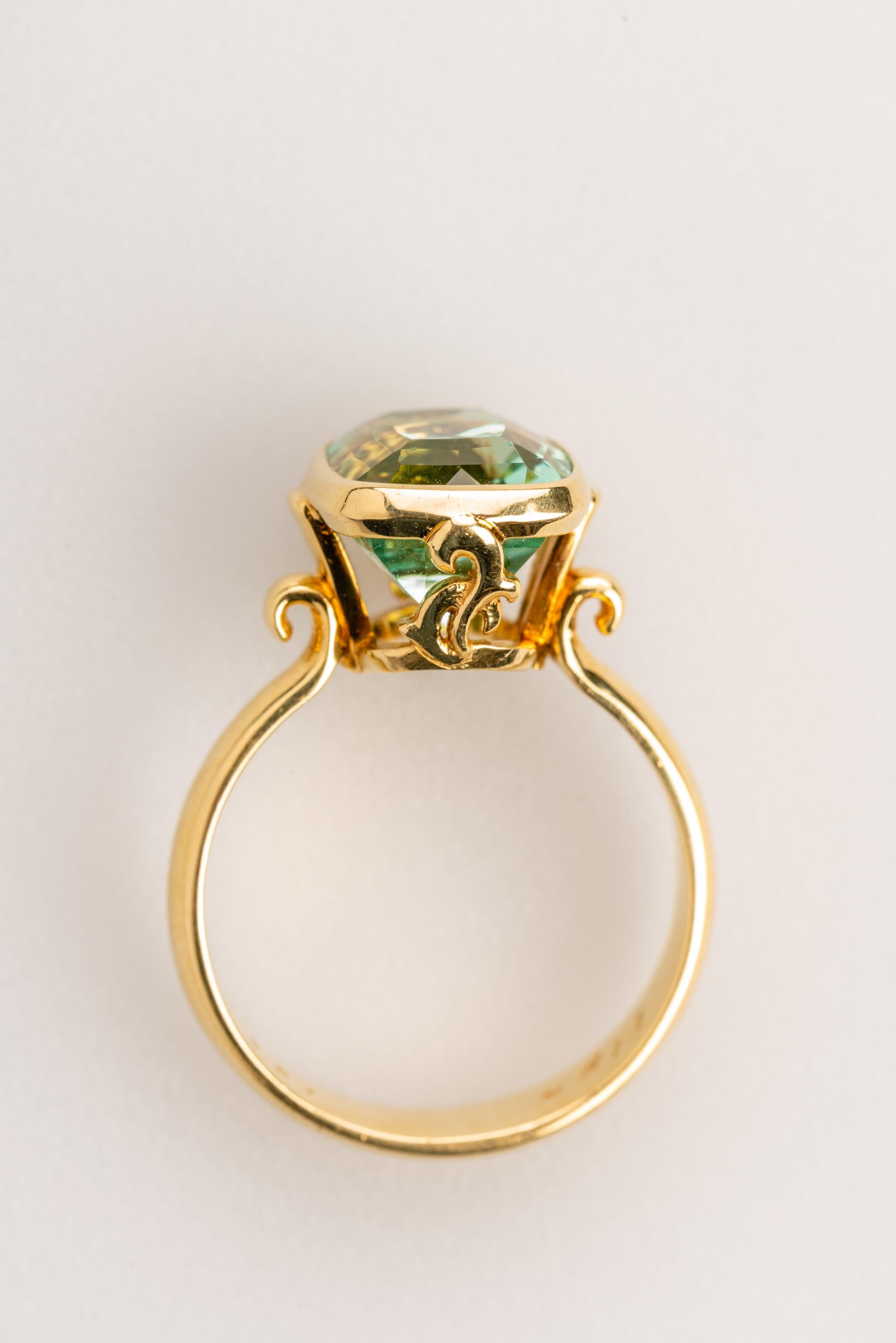 Contemporary 18 Karat Yellow Gold 5.32 Carat Mint Green Tourmaline Ring